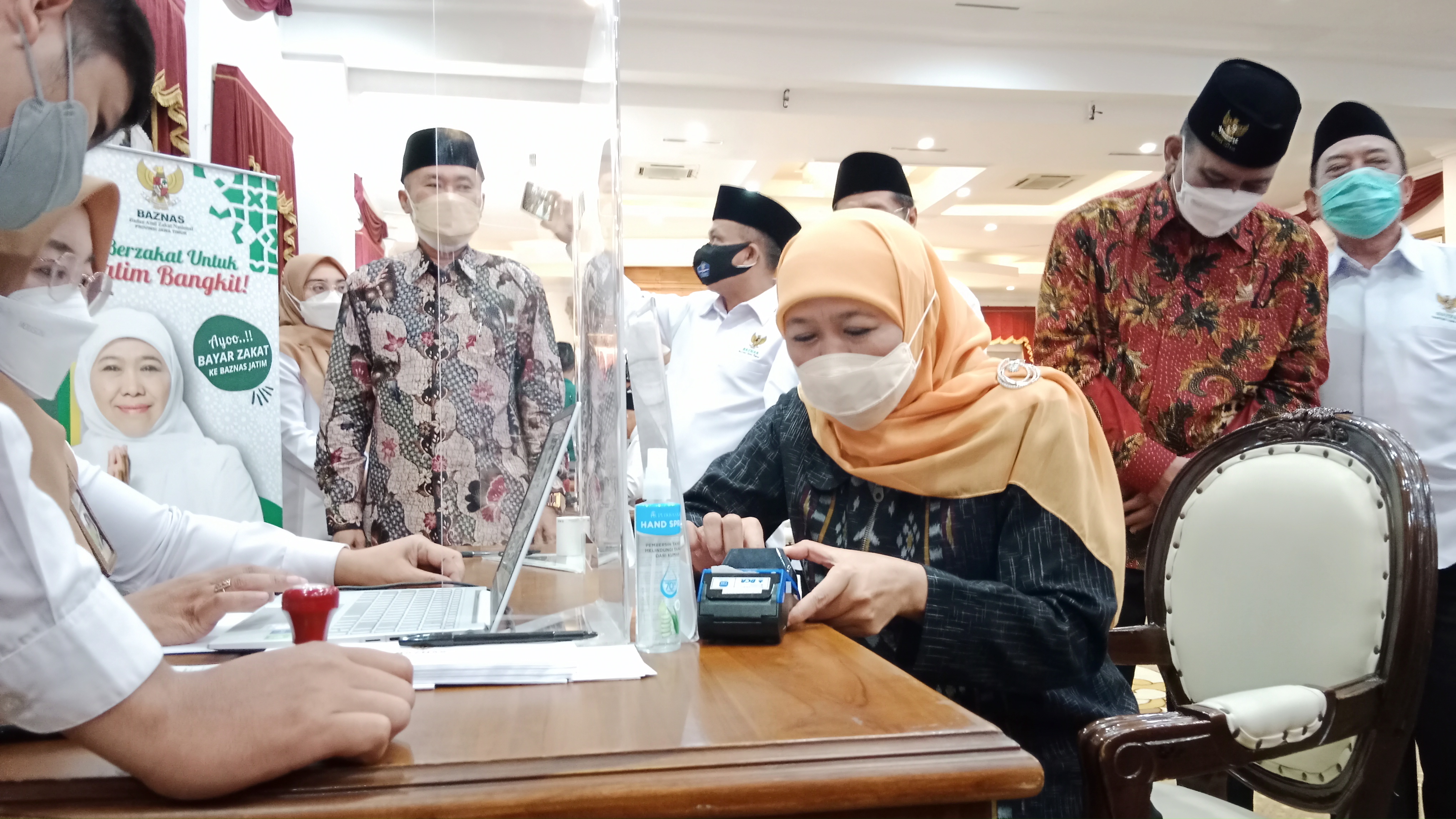 Gubernur Jawa Timur Khofifah Indar Parawansa saat membayarkan zakat yang disalurkan melalui Baznas Jawa Timur di Gedung Negara Grahadi, Jumat (15/4/2022). 