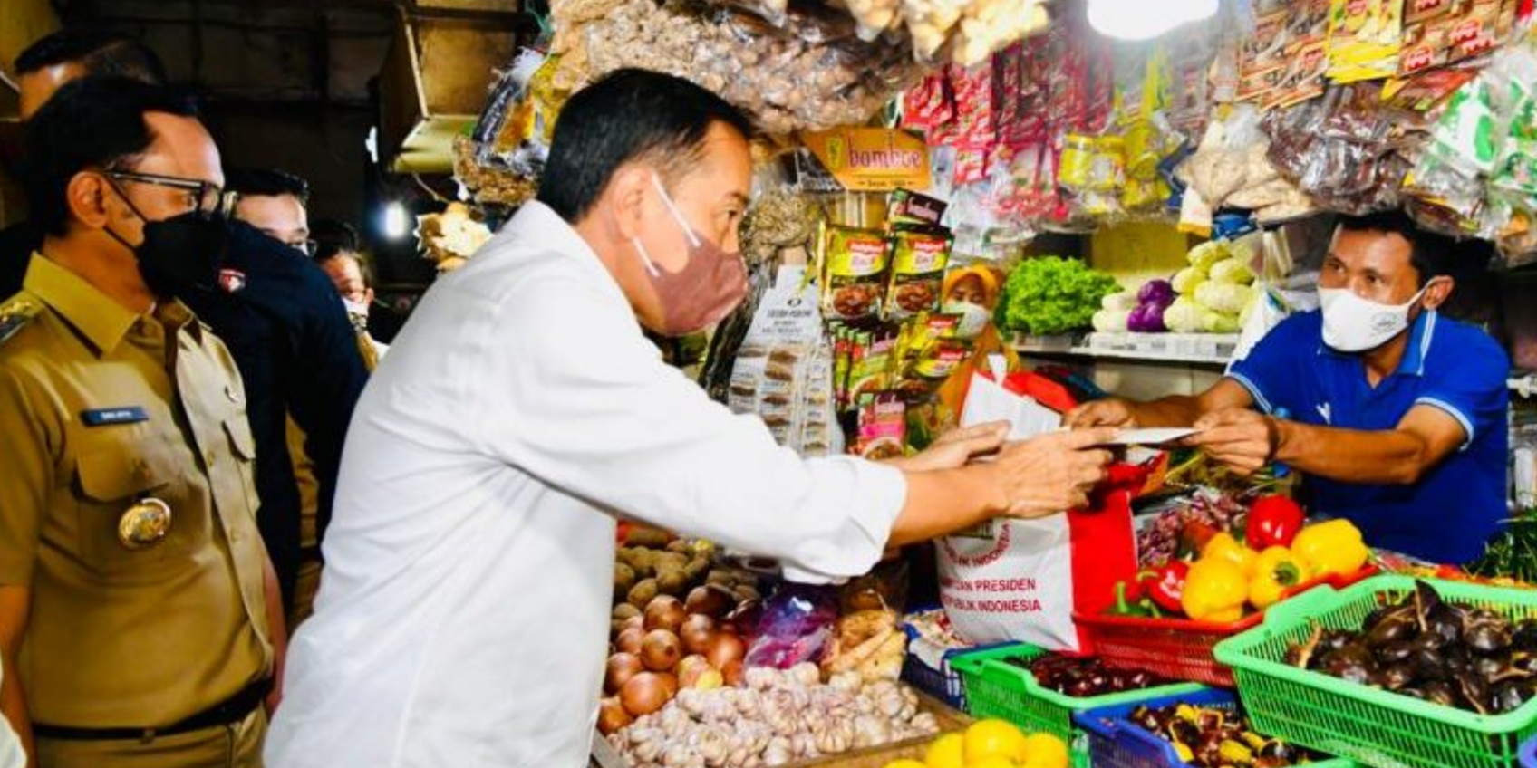 Presiden Joko Widodo membagikan bantuan sosial di Pasar Bogor, Kota Bogor, pada Kamis, 21 April 2022. Foto: BPMI Setpres/Laily Rachev