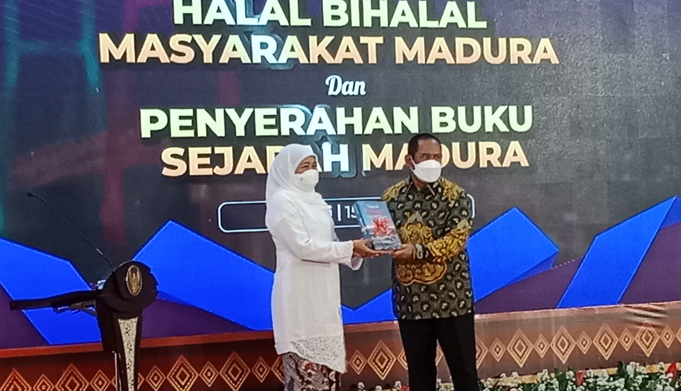 Gubernur Jawa Timur Khofifah Indar Parawansa menggelar halalbihalal bersama komunitas masyarakat Madura di Gedung Negara Grahadi Surabaya pada Minggu (15/5) 