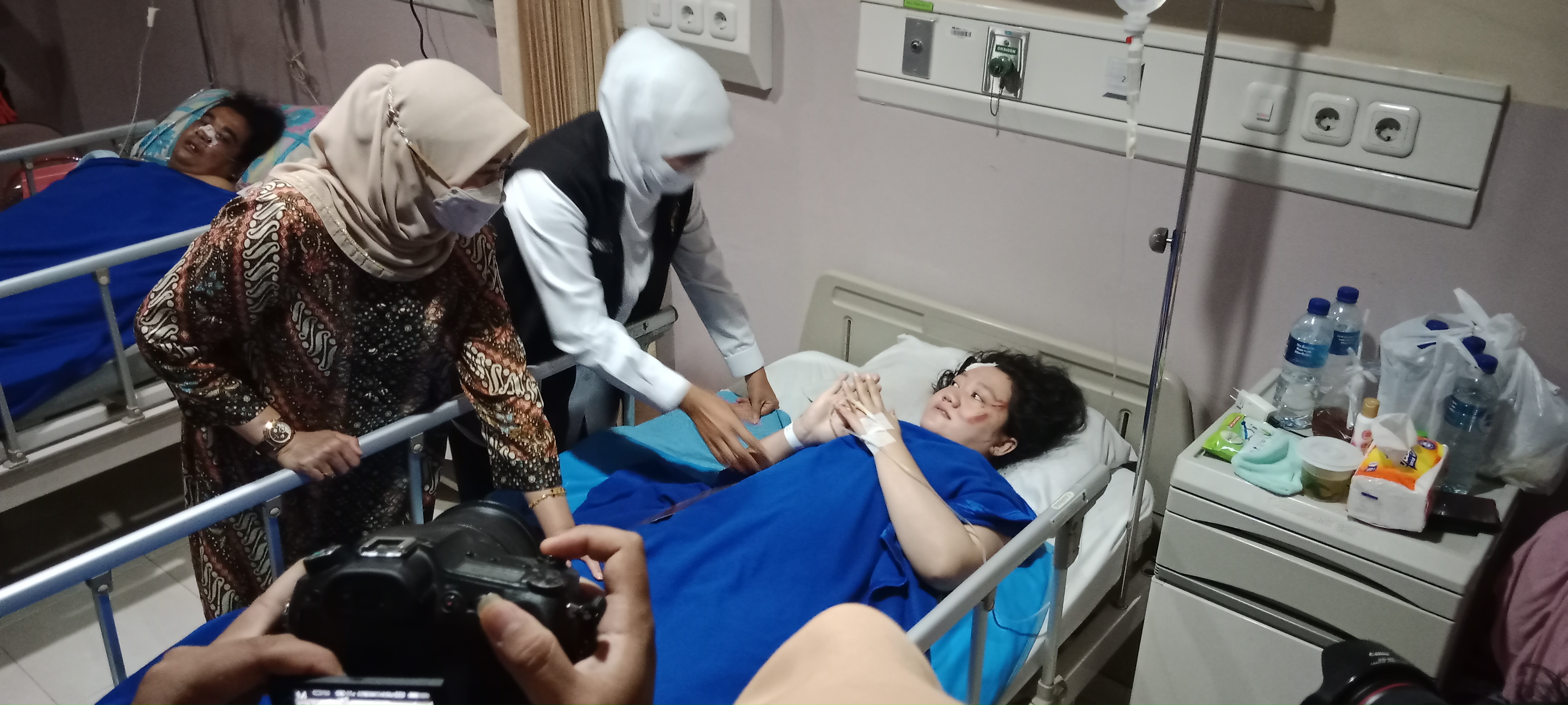 Gubernur Jawa Timur Khofifah Indar Parawansa menjenguk lima orang korban yang mengalami kecelakaan bus pariwisata bernopol S 7322 UW di Rumah Sakit Citra Medika, Sidoarjo, Selasa (17/5). 