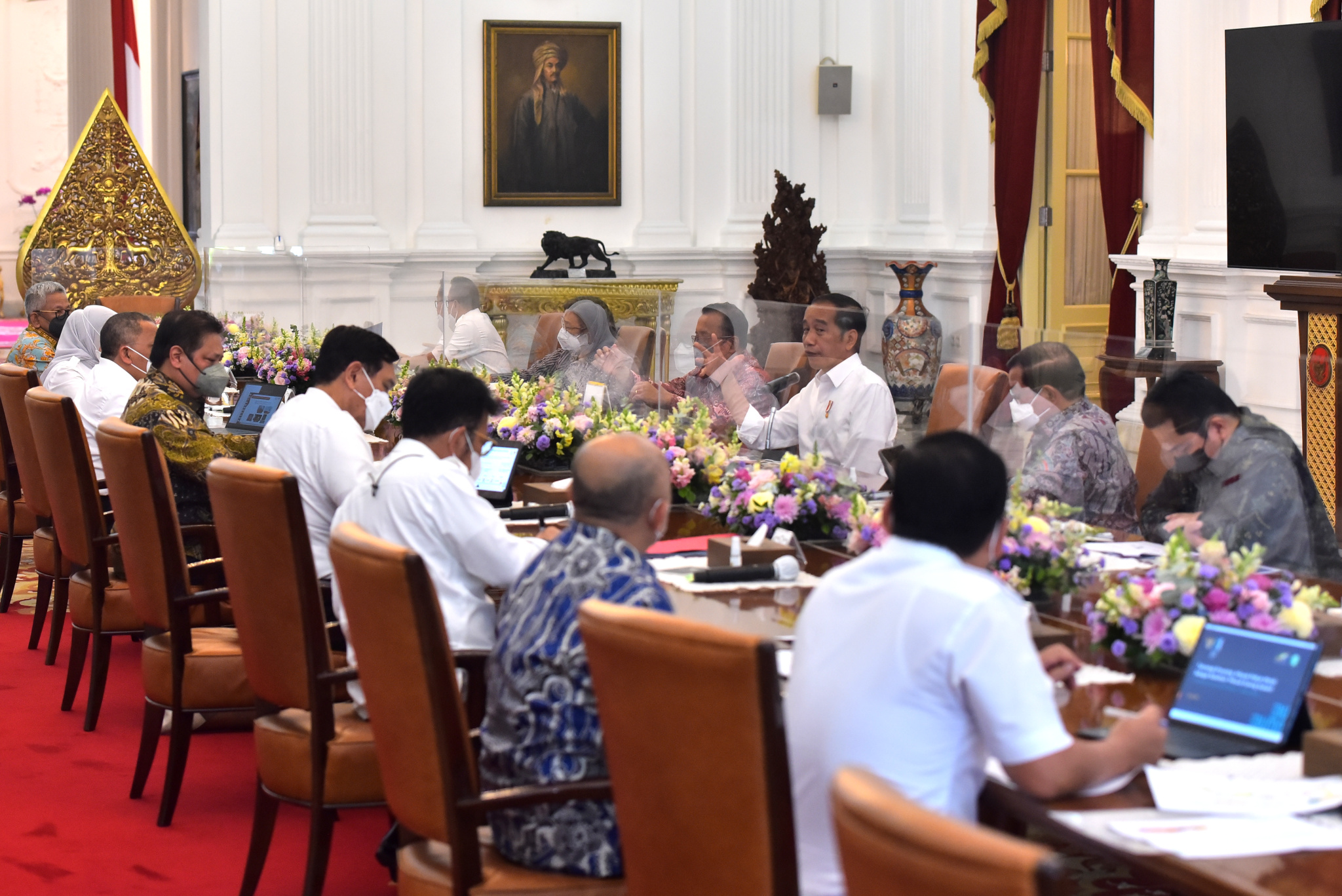Presiden Jokowi saat memimpin Rapat Terbatas terkait Pengelolaan Produk Turunan Kelapa Sawit di Istana Merdeka, Jakarta, Senin (18/07/2022). (Foto: Humas Setkab/Agung)

