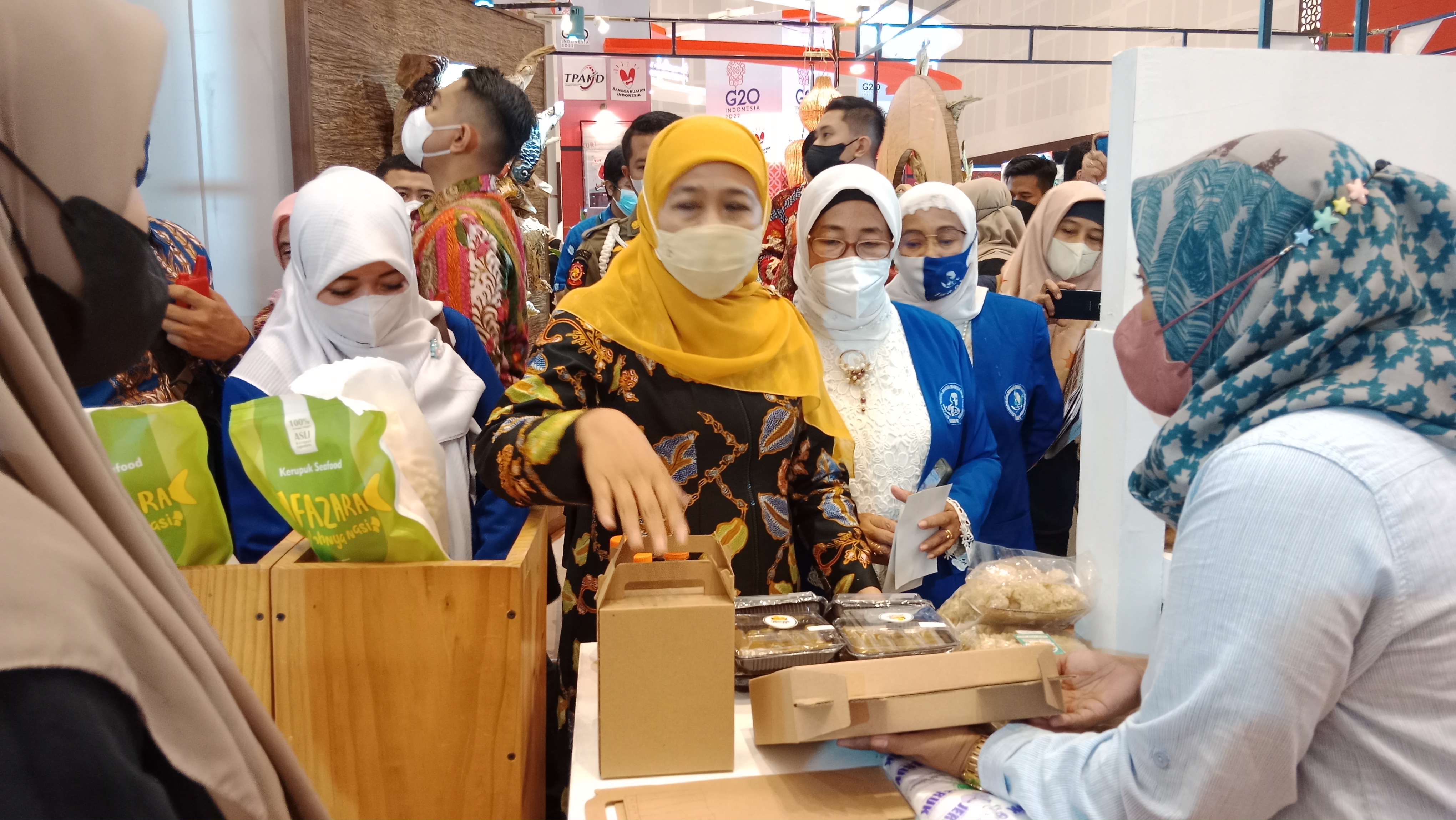 Gubernur Jawa Timur, Khofifah Indar Parawansa saat meninjau  pameran K-UKM Expo ke-9, Rabu (27/7/2022) di Grand City Convention Center Kota Surabaya