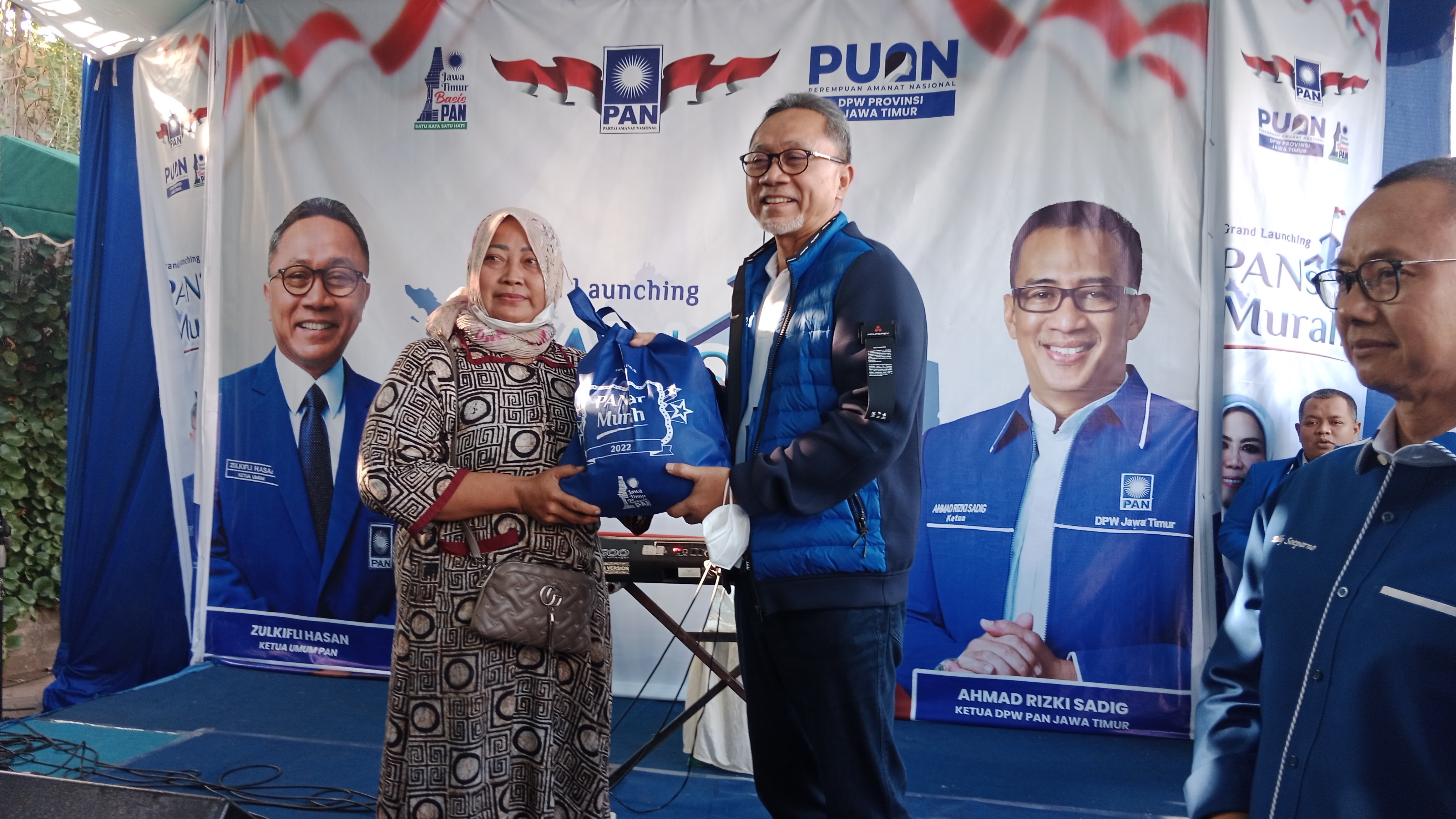 Ketua Umum PAN, Zulkifli Hasan secara simbolis memberikan paket sembako senilai Rp 24 ribu kepada pembeli, di halaman Empire Palace, Sabtu (30/7/2022). 