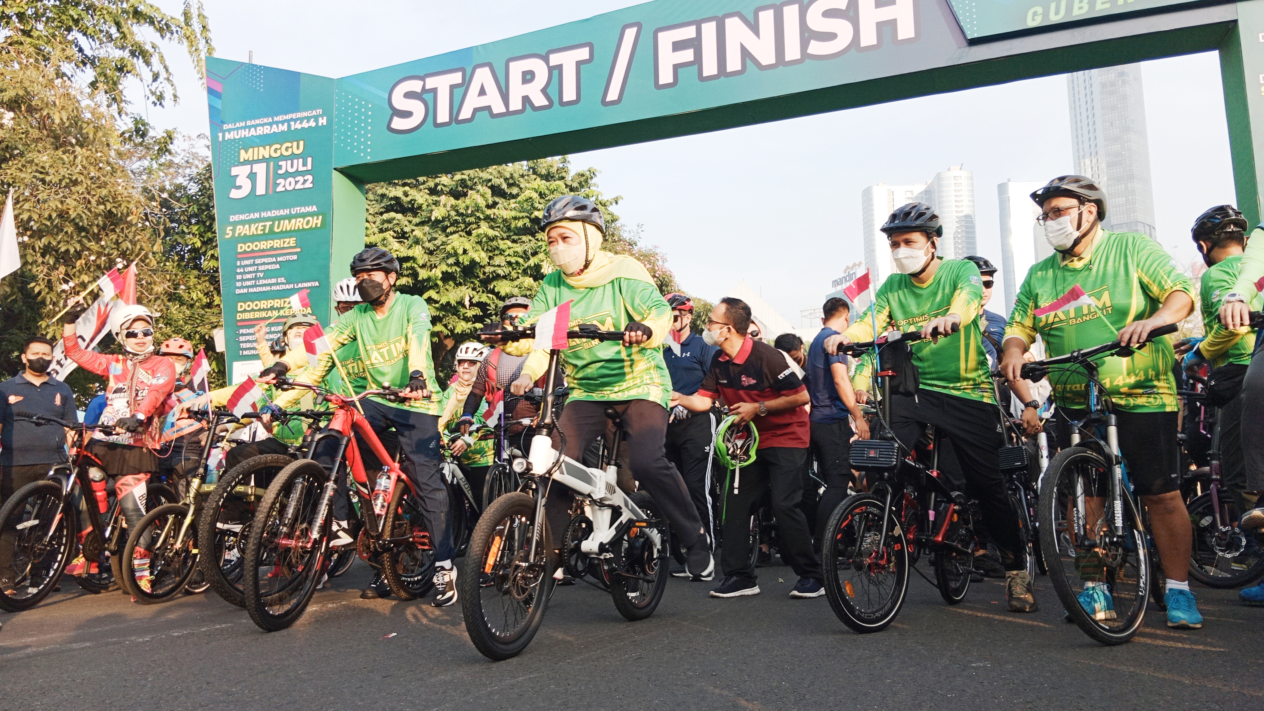 antusias mengikuti Gowes Peringatan 1 Muharram 1444 Hijriah, yang diselenggarakan oleh Pemprov Jatim, Minggu (31/7) 