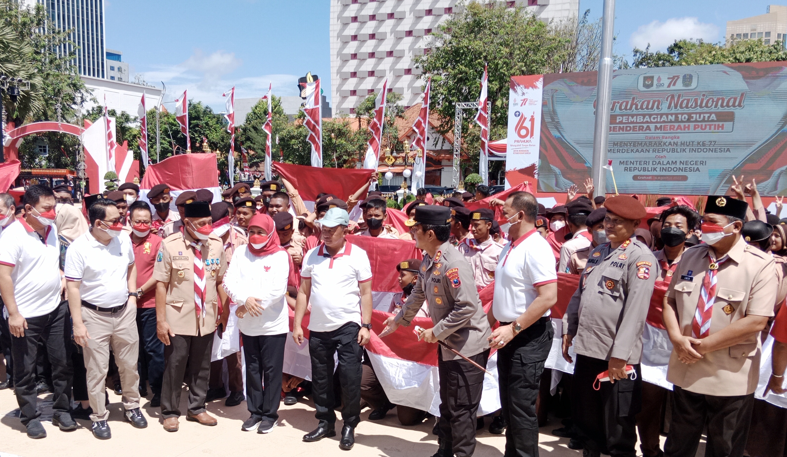 Gubernur Khofifah dengan berbagi bendera kepada sejumlah elemen masyarakat bersama Mendagri Tito tiga hari menjelang Hari Kemerdekaan ke-77 RI di Halaman Gedung Negara Grahadi, Minggu (14/8) 