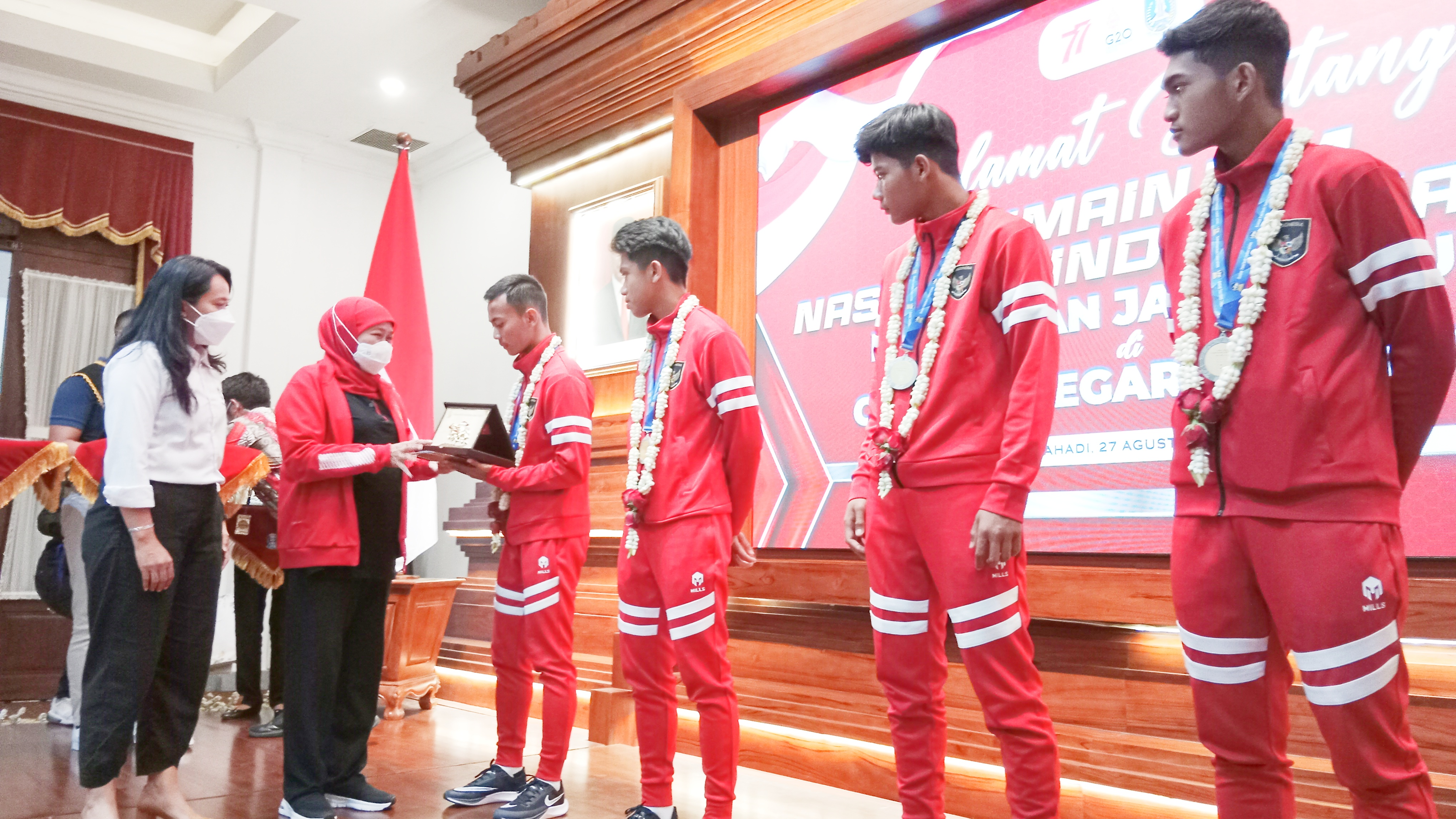 Gubernur Jawa Timur, Khofifah Indar Parawansa saat menyerahkan kenang kenangan kepada enam pemain sepak bola Tim Indonesia U-16 asal Jatim di Grahadi, Sabtu (27/8) 