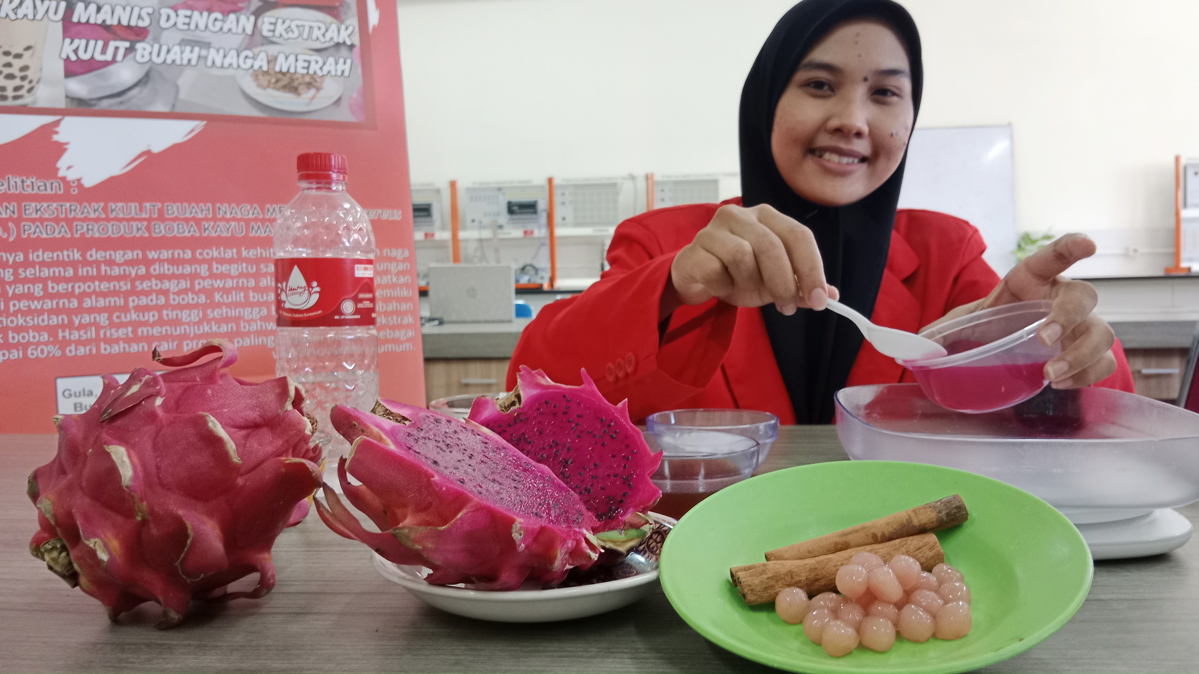 mahasiswa Program Studi (Prodi) Agroindustri  Untag Surabaya – Rizka Larasati Putri, terinspirasi menciptakan variasi boba kayu manis yang dicampur dengan ekstrak kulit buah naga. 