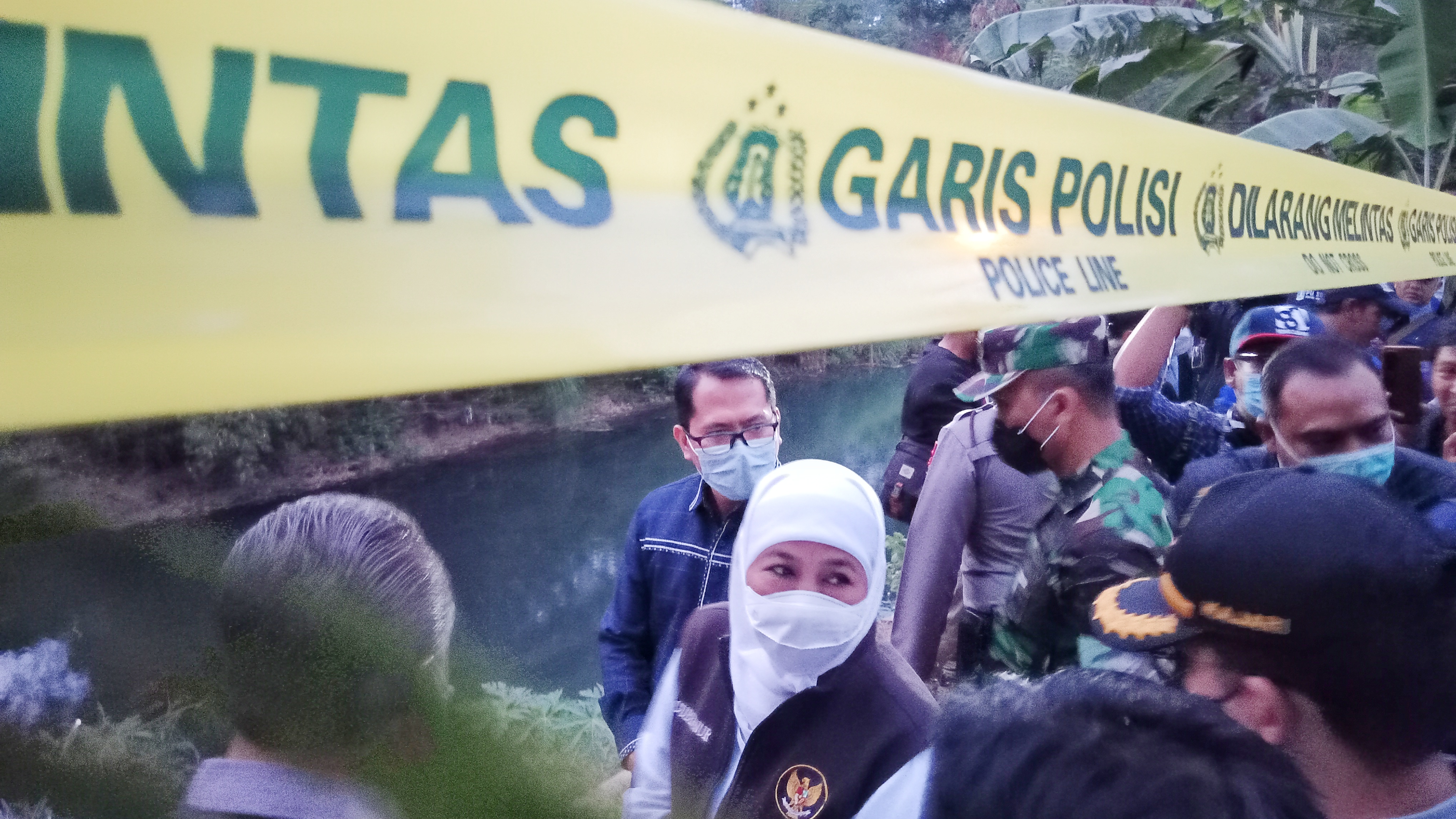 Gubernur Jawa Timur Khofifah Indar Parawansa meninjau jembatan gantung yang menghubungkan dua desa di Kecamatan Pajarakan dan Kecamatan Kraksaan di Kabupaten Probolinggo, setelah ambruk, Jumat, (9/9/2022).