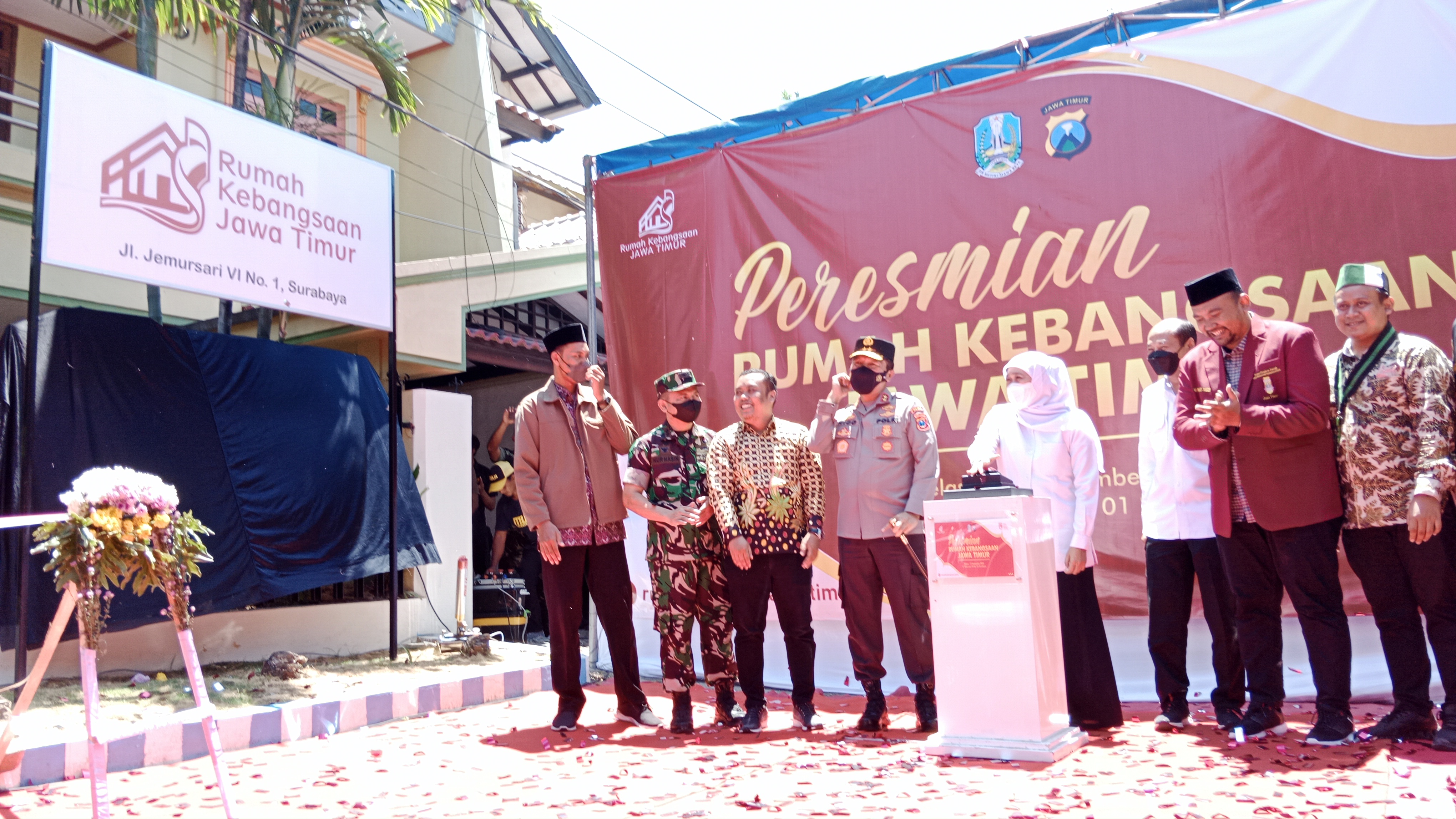 Gubernur Jawa Timur Khofifah Indar Parawansa didampingi Kapolda Jawa Timur Irjen Pol. Nico Afinta dan Kabinda Jawa Timur Brigjen TNI Fahmi Suderman meresmikan Rumah Kebangsaan Jawa Timur di Surabaya, Selasa (13/9).