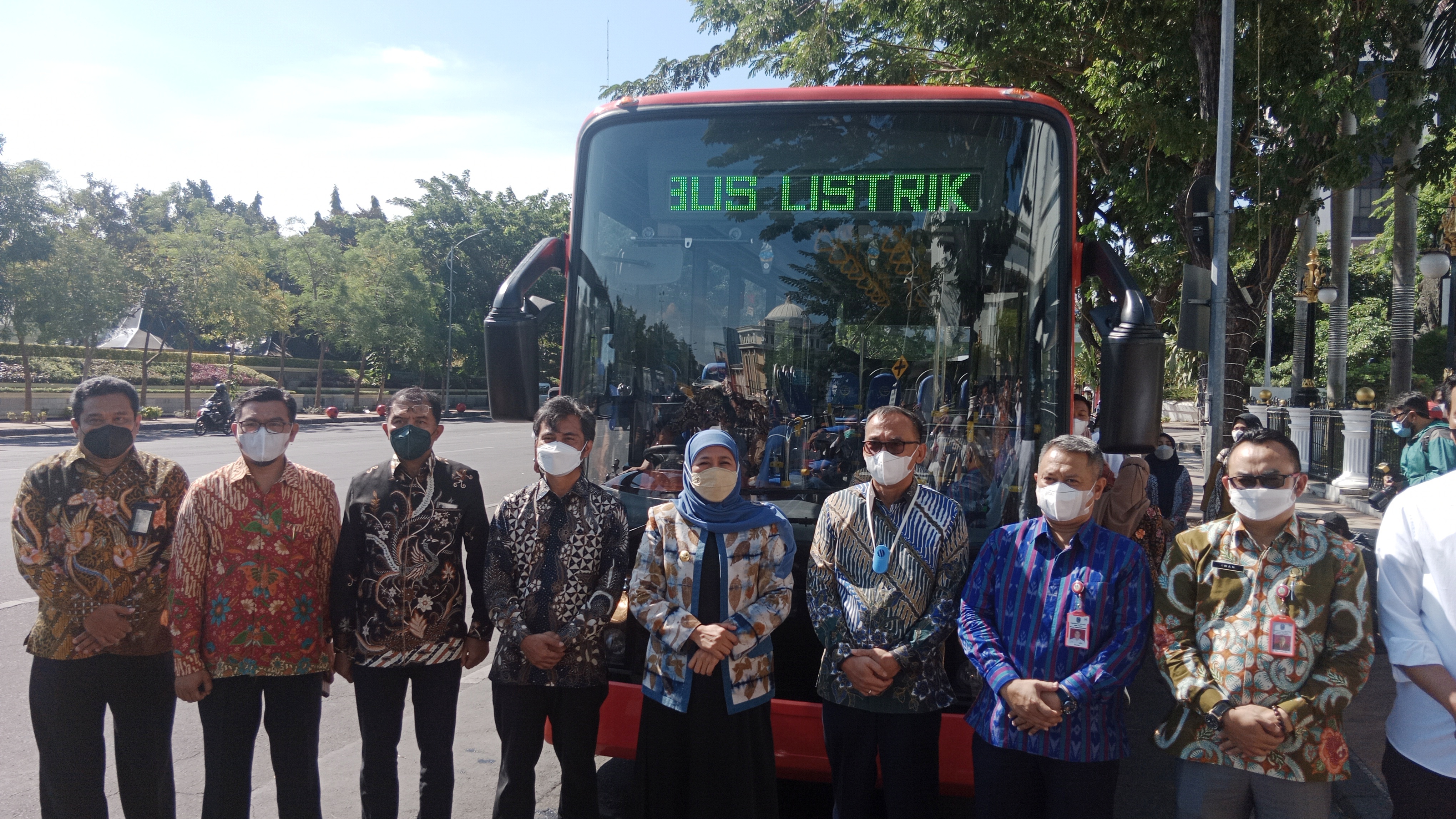 Gubernur Jawa Timur Khofifah Indar Parawansa menerima bus listrik buatan PT INKA. Serah terima dilaksanakan di depan Kantor Gubernur Jatim, Rabu (14/9/2022).