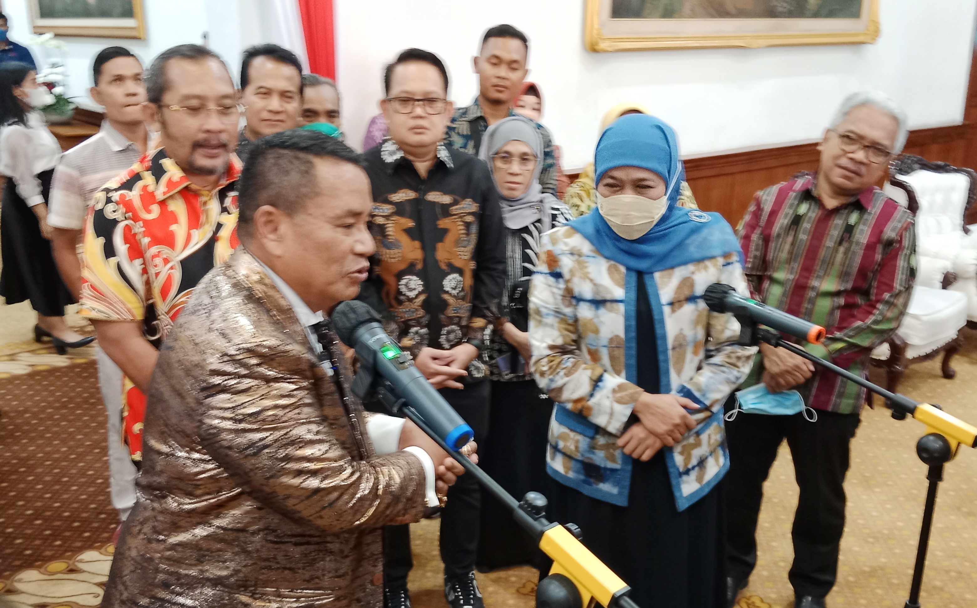 Gubernur Khofifah menyambut hangat kedatangan Hotman Paris di Gedung Negara Grahadi, Surabaya, Sabtu (24/9/2022). 