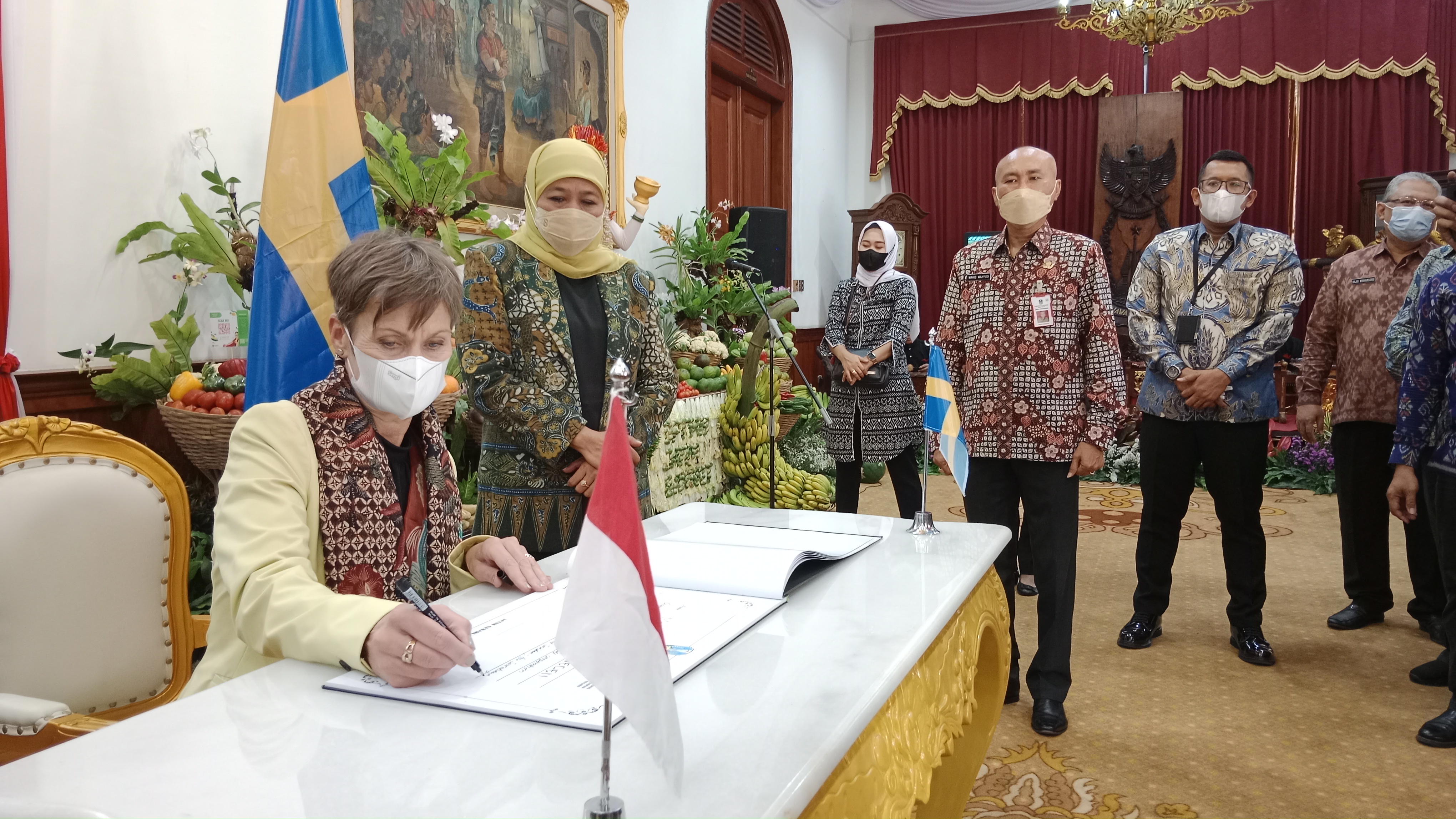 Gubernur Jawa Timur Khofifah Indar Parawansa menerima kunjungan Duta Besar (Dubes) Swedia untuk Indonesia, Marina Berg, di Gedung Negara Grahadi Surabaya, Kamis (13/10).