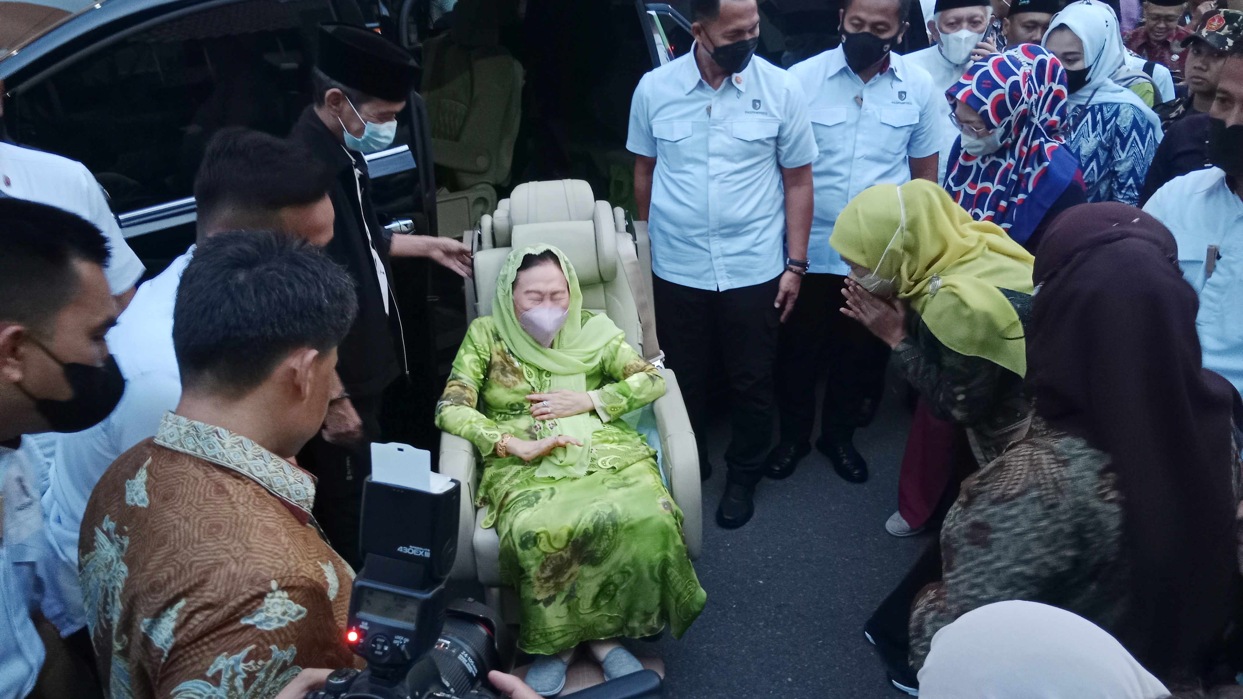 Istri Presiden ke-4 RI Abdurrahman Wahid (Gus Dur) Sinta Nuriyah Wahid bersama Gubernur Jawa Timur Khofifah Indar Parawansa saat membuka kegiatan Temu Nasional (TUNAS) GUSDURian 2022 