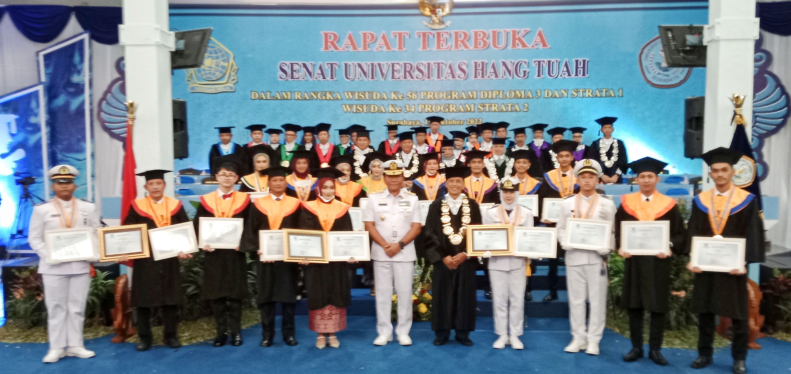 Universitas Hang Tuah Surabaya menggelar pengambilan sumpah dan pengukuhan terhadap 445 wisudawan sarjana baru di Gedung Graha Samudera Ganesa Pulau Benggala Kampus Laut Biru, Surabaya, Sabtu (15/10).