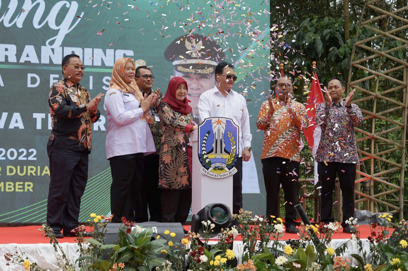 Plt Asisten Perekonomian Dan Pembangunan Pemprov Jatim Jumadi dan Kadis Koperasi dan UKM Provinsi Jatim Andromeda Qomariah saat meluncurkan Communal Branding Menuju Desa Devisa di Desa Sidomulyo Kecamatan Silo - Jember. 