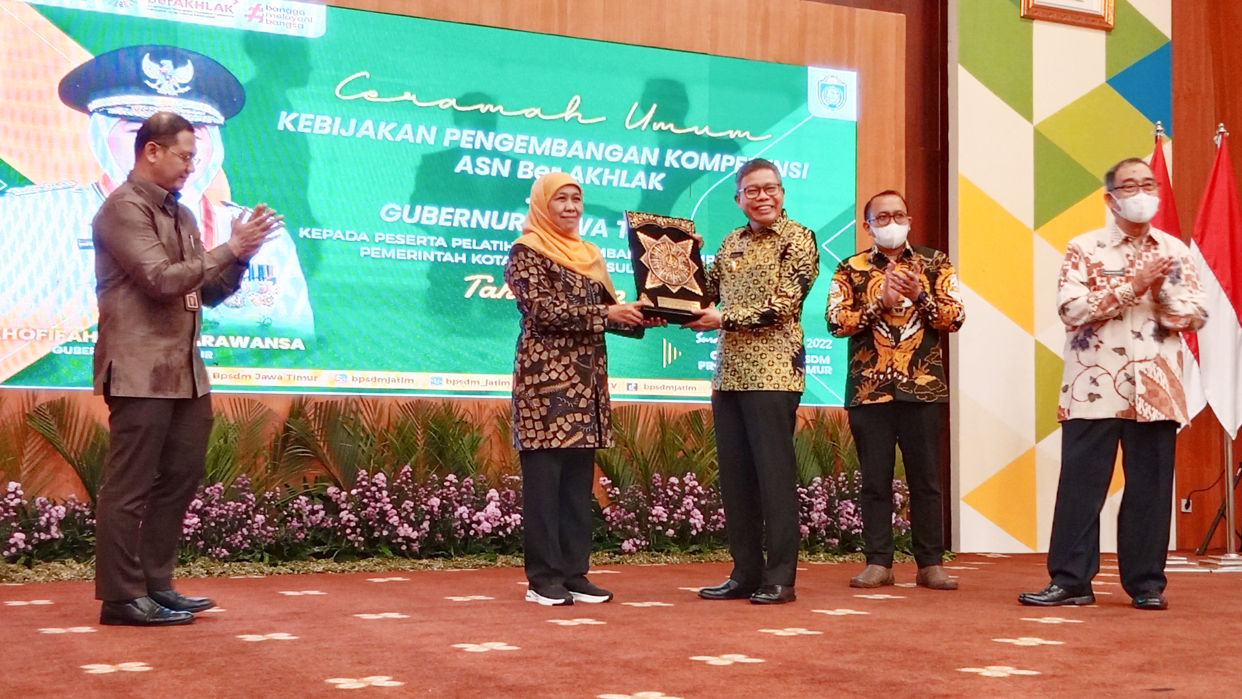 Gubernur Jawa Timur Khofifah Indar Parawansa memberikan sovenir kepada Walikota Parepare Taufan  di sela sela acara pelatihan pengembangan kompetensi di BPSDM Jatim. 