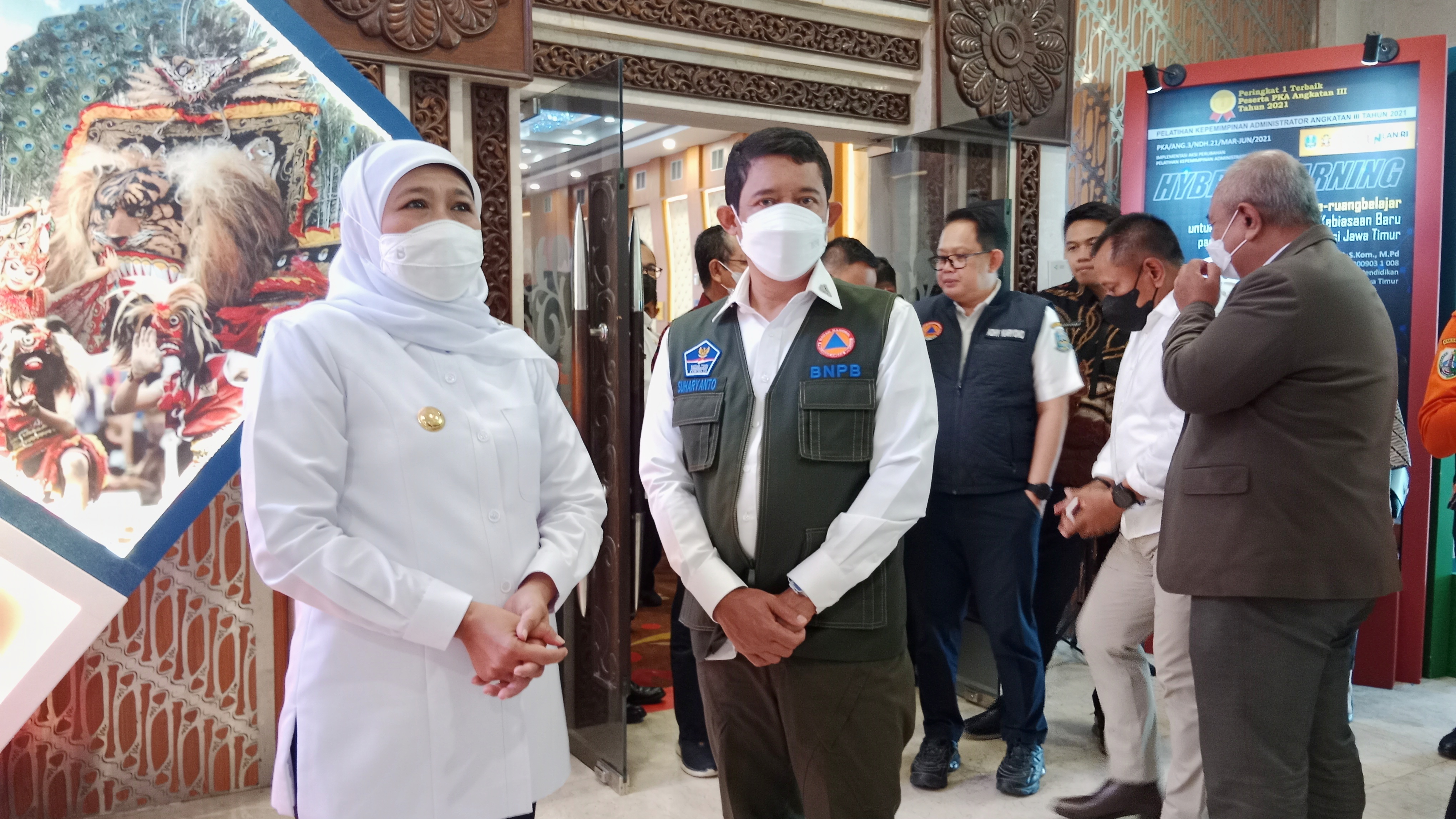 Gubernur Jawa Timur Khofifah Indar Parawansa dan Kepala BNPB RI Letjen. TNI. Suharyanto pada Pelatihan Kepemimpinan dalam Penanggulangan Bencana Provinsi Jatim