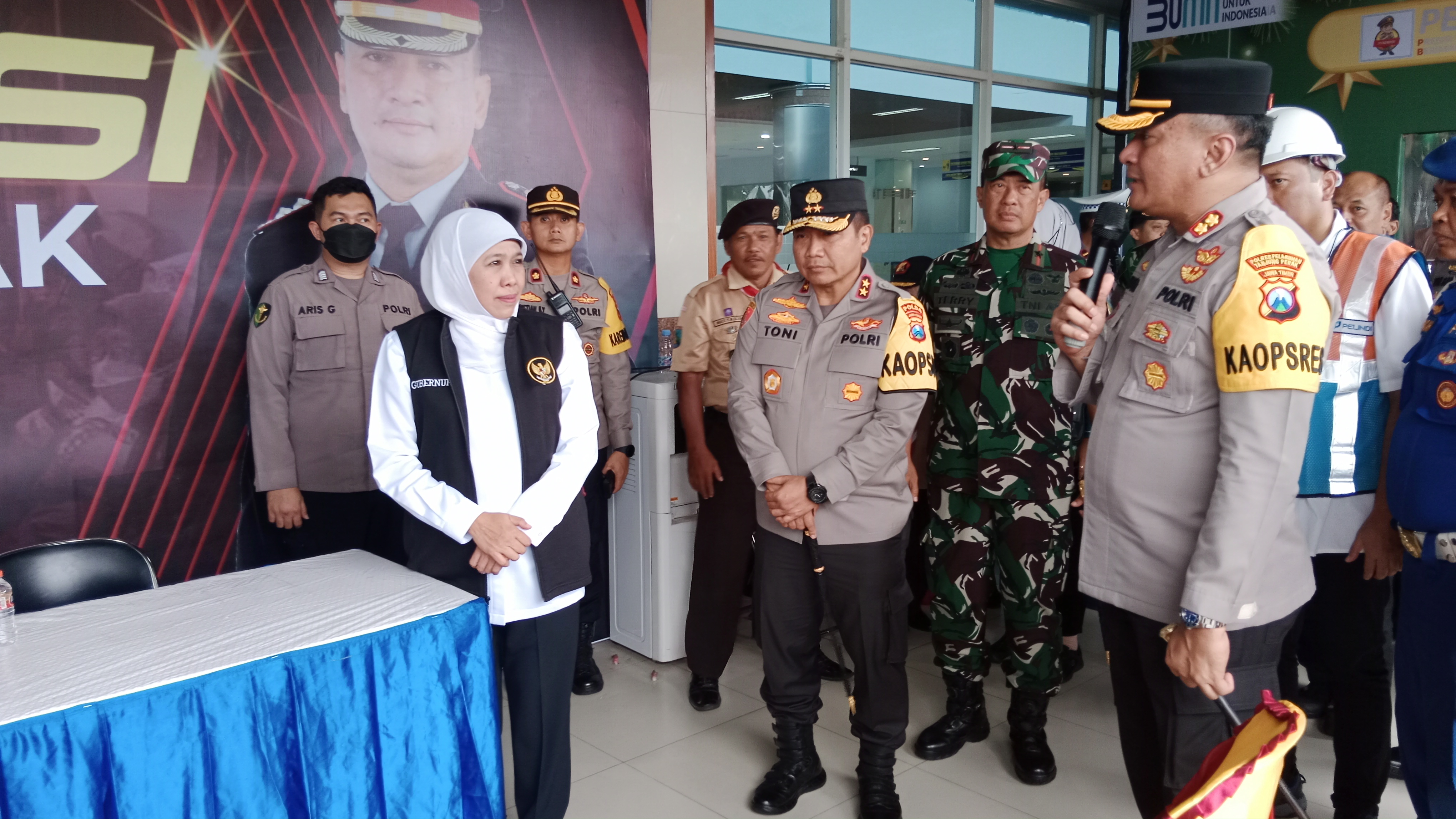 Di Pelabuhan Gapura Surya Nusantara (GSN) Tanjung Perak, Forkopimda Jatim melakukan pengecekan kesiapan Armada Kapal untuk mengangkut penumpang yang akan keluar dan masuk wilayah Jawa Timur.