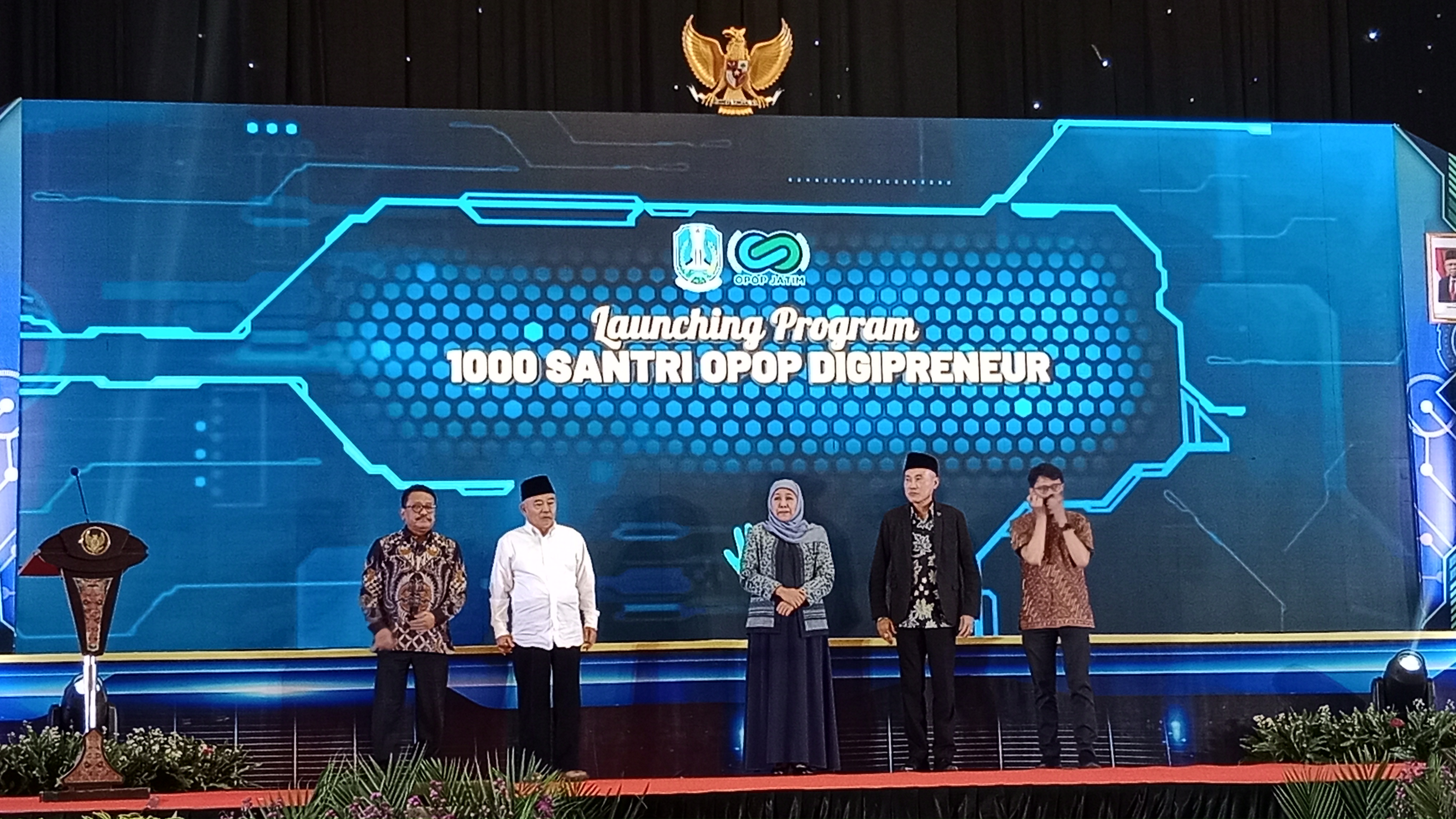 Gubernur Jawa Timur Khofifah saat Refleksi Pendidikan Jawa Timur 2022 dan Lounching Program 1000 Santri OPOP Digipreneur di Surabaya, Kamis (22/12/2022) malam.