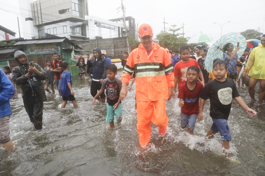 Gubernur Jawa Tengah Ganjar Pranowo memantau titik-titik banjir di Kota Semarang, Sabtu (31/12/2022).