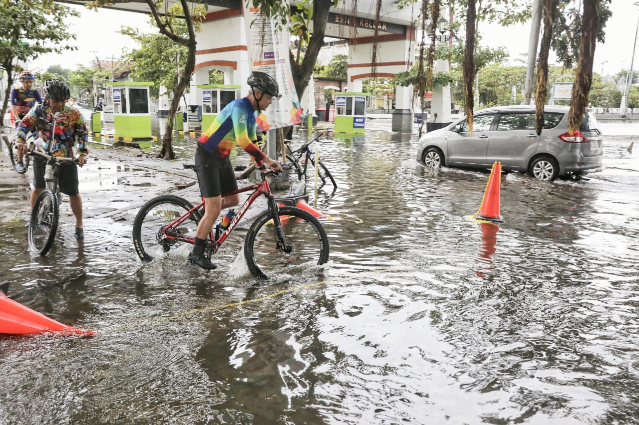 Mengawali tahun 2023, Gubernur Jawa Tengah Ganjar Pranowo bersepeda menyusuri jalanan Kota Semarang, Minggu (1/1/2023)