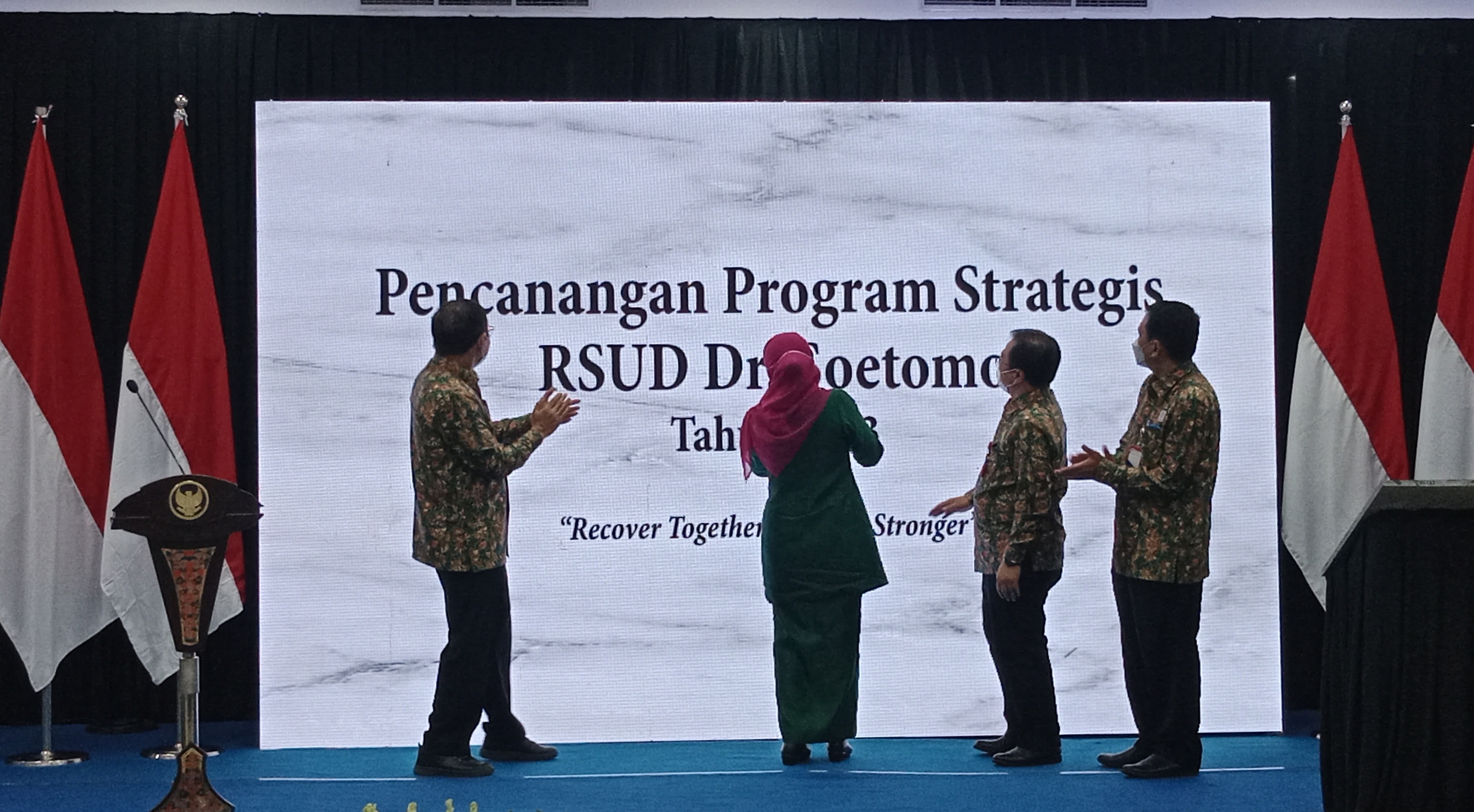 Gubernur Jawa Timur Khofifah saat meluncurkan enam program inovasi strategis RSUD dr. Soetomo di Ruang Pertemuan Gedung Pusat Pelayanan Jantung Terpadu RSUD Dr. Soetomo, Surabaya, Rabu (4/1). 