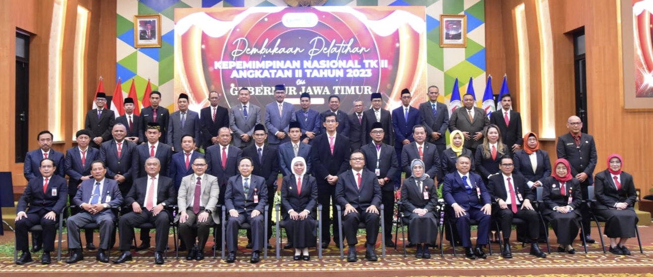 Gubernur Jawa Timur Khofifah Indar Parawansa menyerahkan penghargaan IKI ASN Jawa Timur saat membuka PKN Tingkat II Angkatan II Tahun 2023 di Corporate University BPSDM Prov Jatim Surabaya, Senin (14/2).