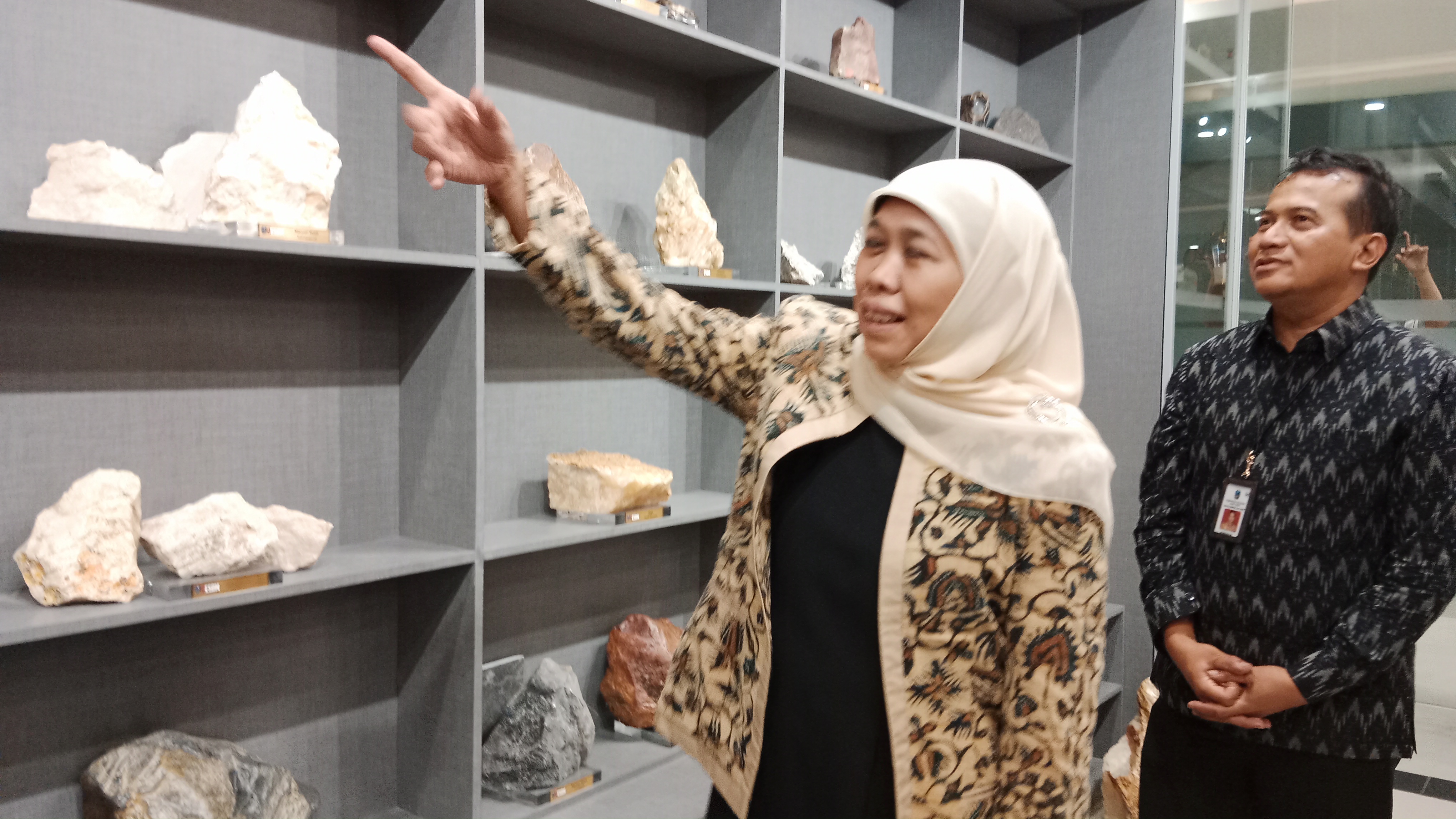 Gubernur Jawa Timur Khofifah Indar Parawansa meninjau ruangan kantor milik Dinas Energi Sumber Daya Mineral (ESDM) Jawa Timur usia diresmikan pada Selasa (14/2/2023) 