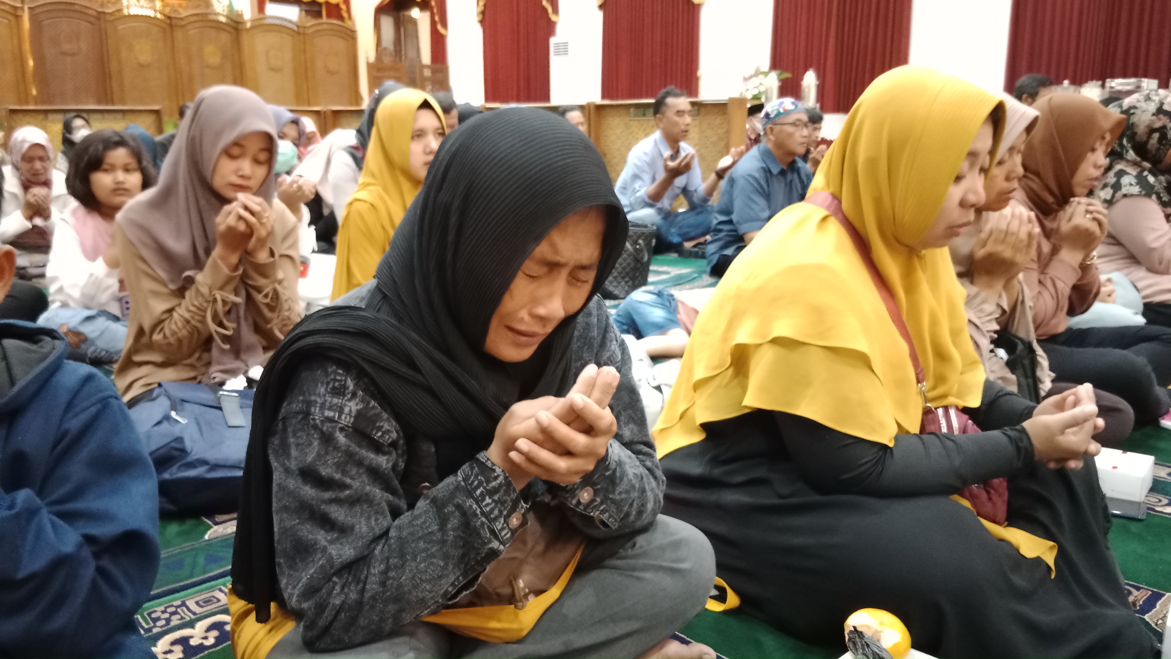 Keluarga korban tragedi Kanjuruhan Malang bersama Gubernur Jawa Timur Khofifah Indar Parawansa  menggelar silaturahmi dan tahlil bersama di Gedung Negara Grahadi Surabaya, Kamis (2/3) malam.