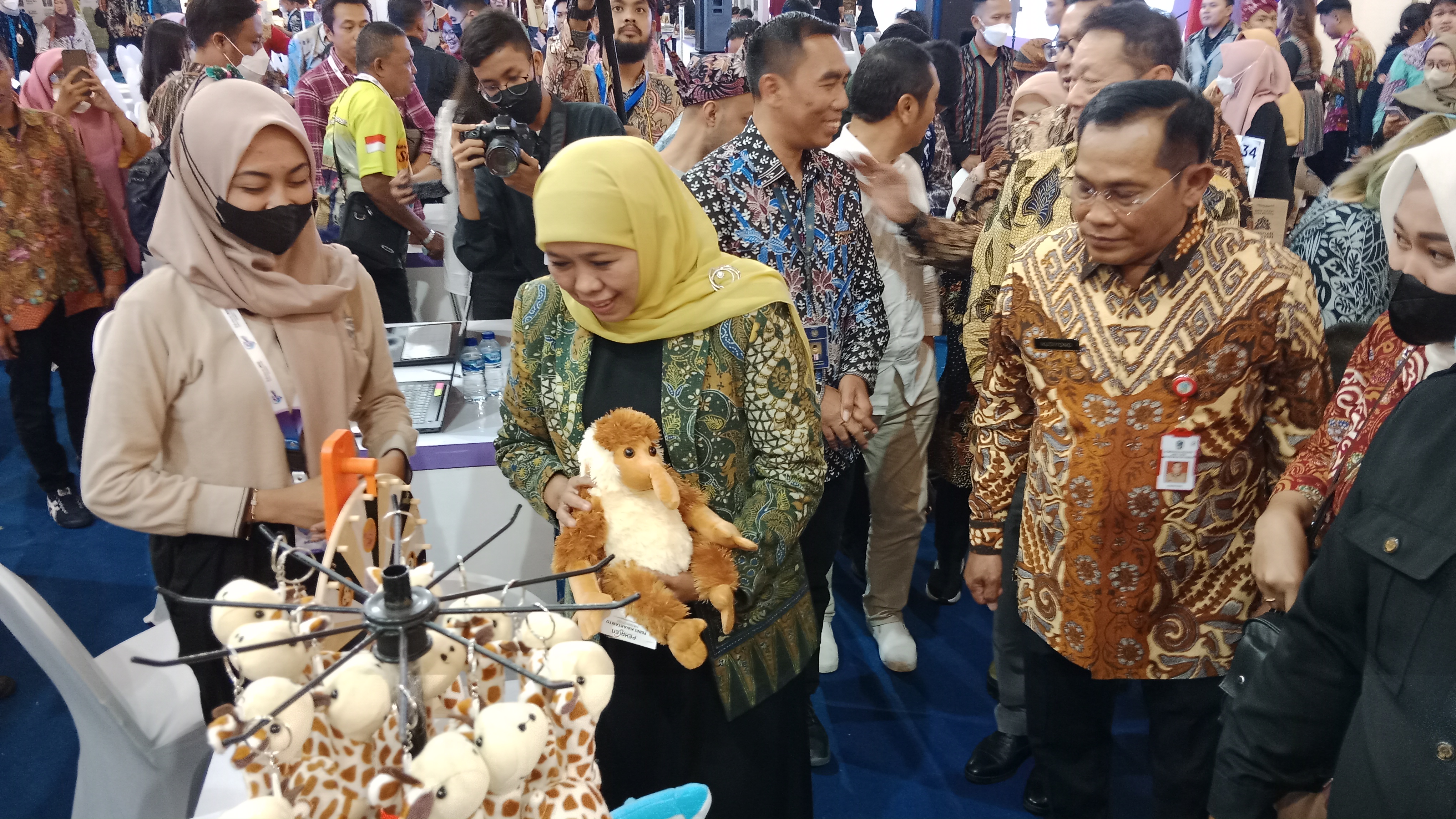 Gubernur Jawa Timur Khofifah Indar Parawansa saat membuka Bursa Pariwisata Jatim 2023 di Grand Atrium Pakuwon Mall Surabaya, Jumat (3/2) malam. 