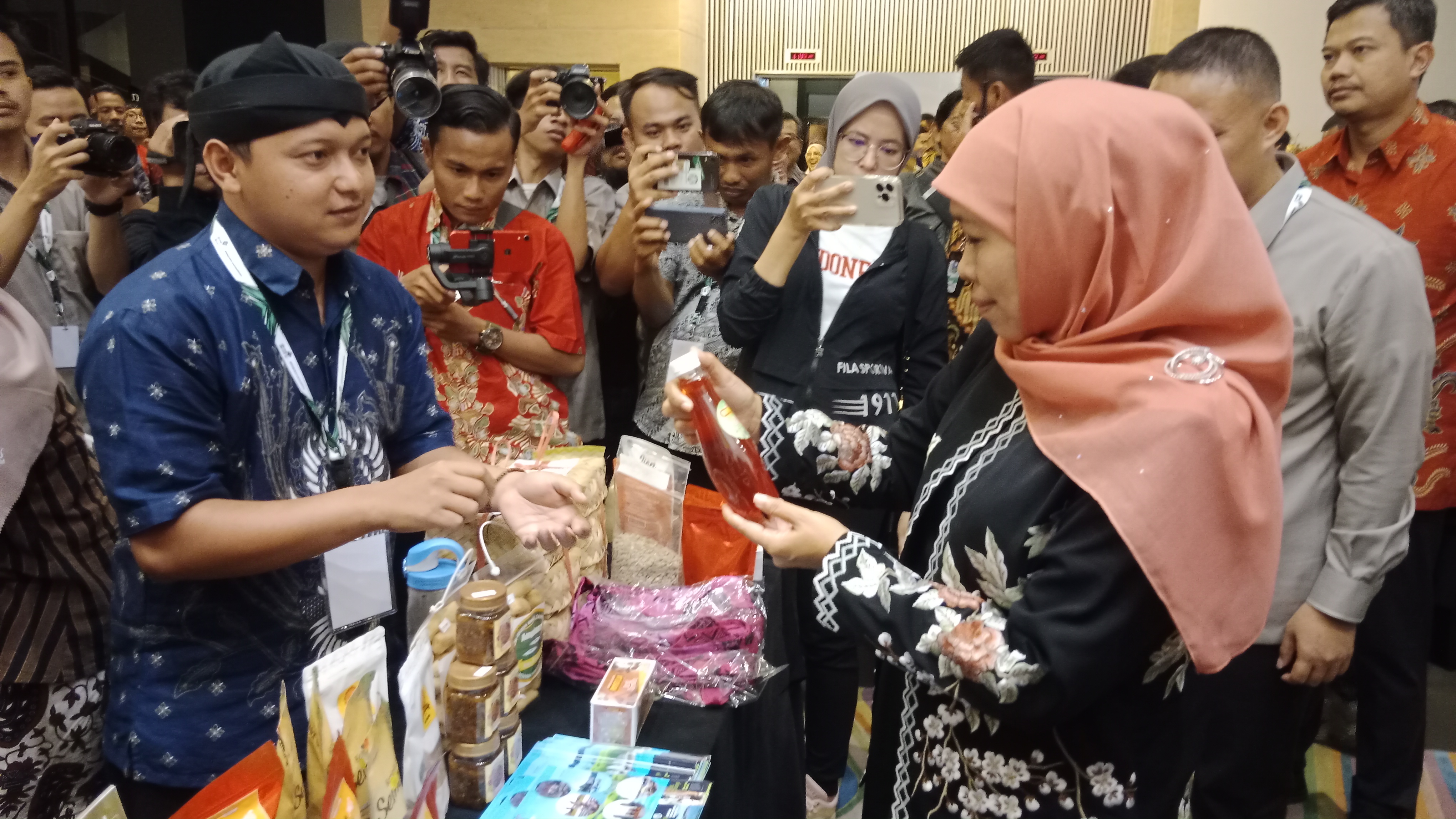 Gubernur Jawa Timur Khofifah Indar Parawansa secara resmi melakukan Kick Off Program Klinik Badan Usaha Milik Desa (BUMDesa) dan Akademi Wisata Tahun 2023, Kamis (16/3) malam.