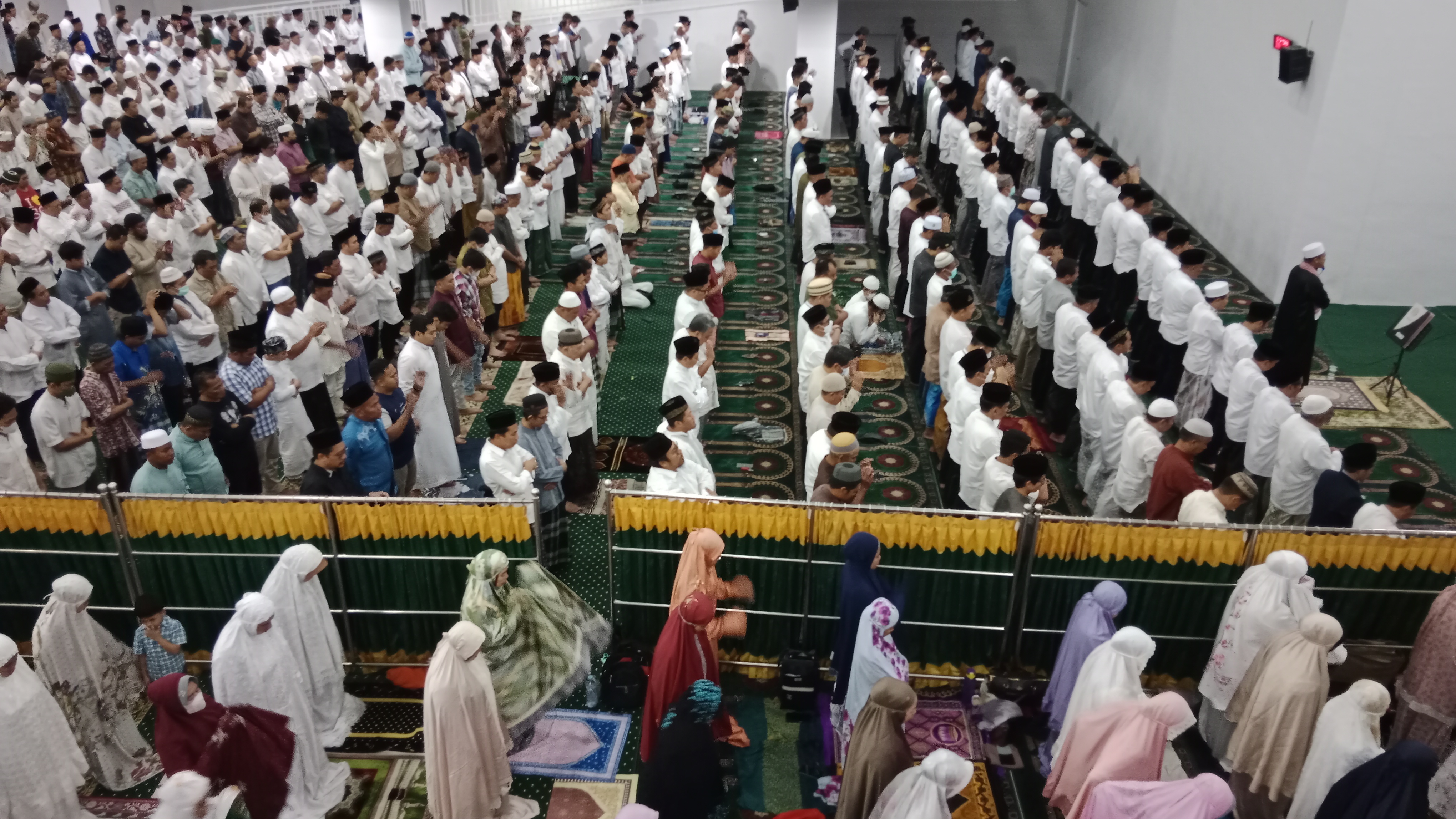 Suasana Salat Tarawih Perdana di Masjid Raya Islamic Centre Jawa Timur