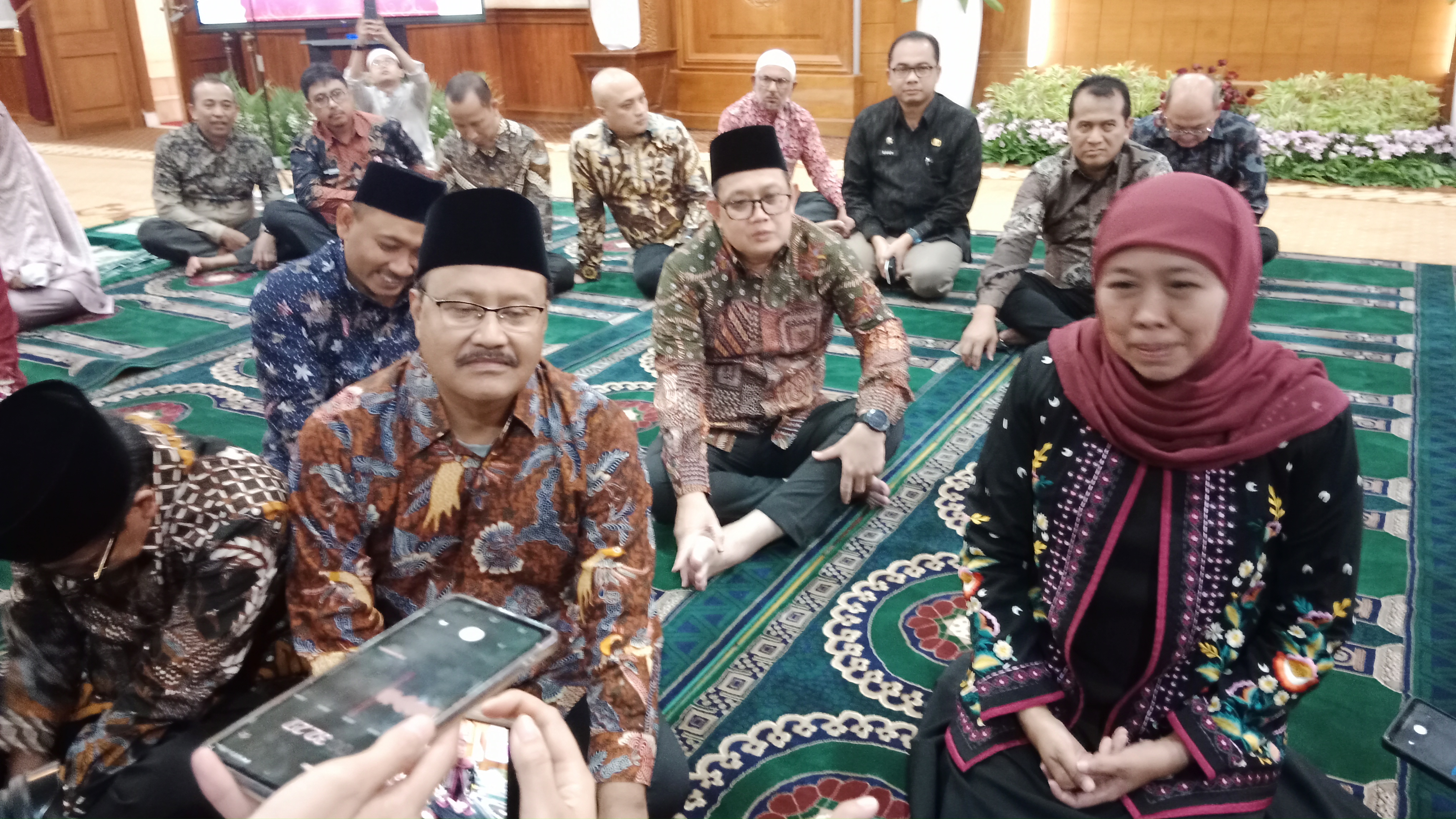 Gubernur Khofifah usai rakor Overview UHC bersama bupati/wali kota se-Jatim bersama BPJS Kesehatan di Gedung Negara Grahadi Surabaya, Kamis (23/3/2023),