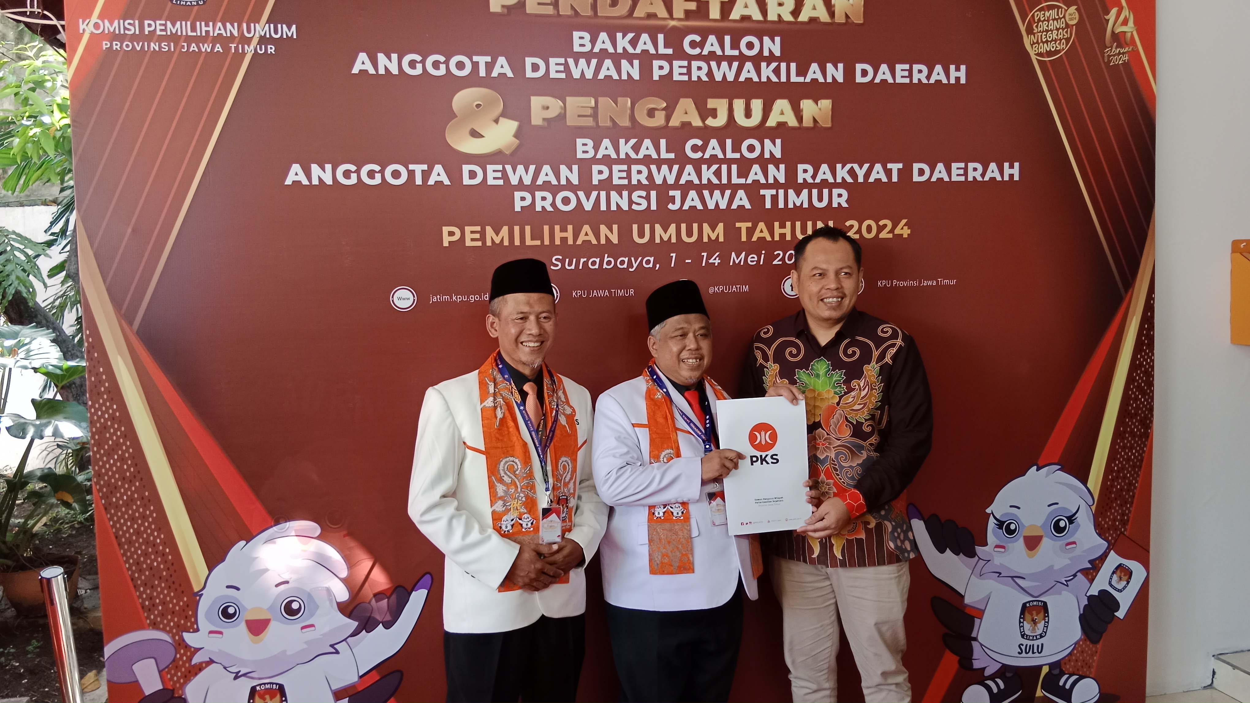 DPW Partai Keadilan Sejahtera (PKS) Jawa Timur secara resmi mendaftarkan Bakal Calon Anggota Legislatif (Bacaleg) DPRD Jatim ke kantor Komisi Pemilihan Umum (KPU) Jatim di kawasan Tenggilis, Surabaya, Jumat (12/5/2023). 