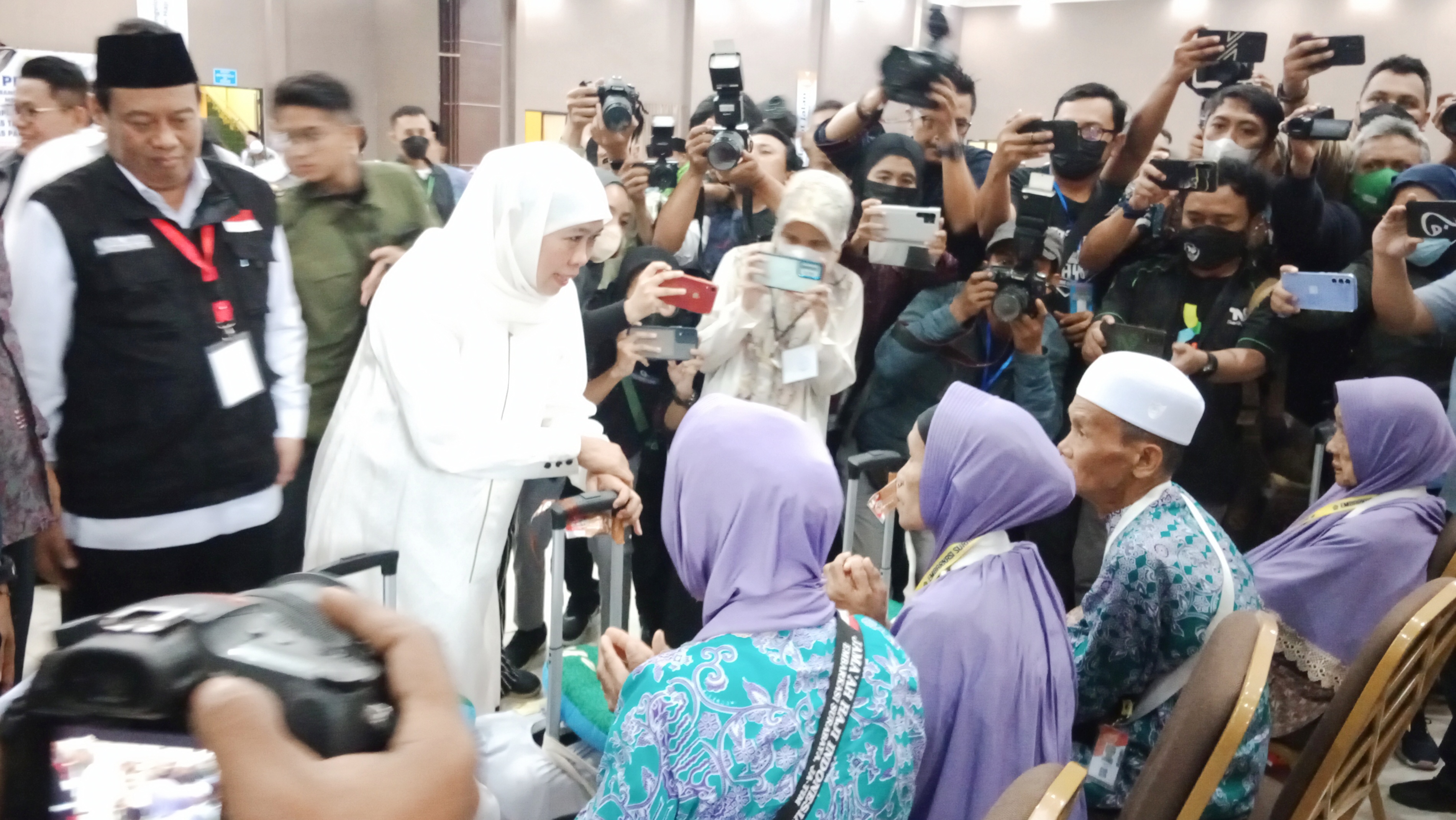 Gubernur Jawa Timur Khofifah Indar Parawansa melepas jamaah haji kloter pertama embarkasi Surabaya tahun 1444 Hijriah di Asrama Haji, Surabaya, Rabu (24/5) pagi.  