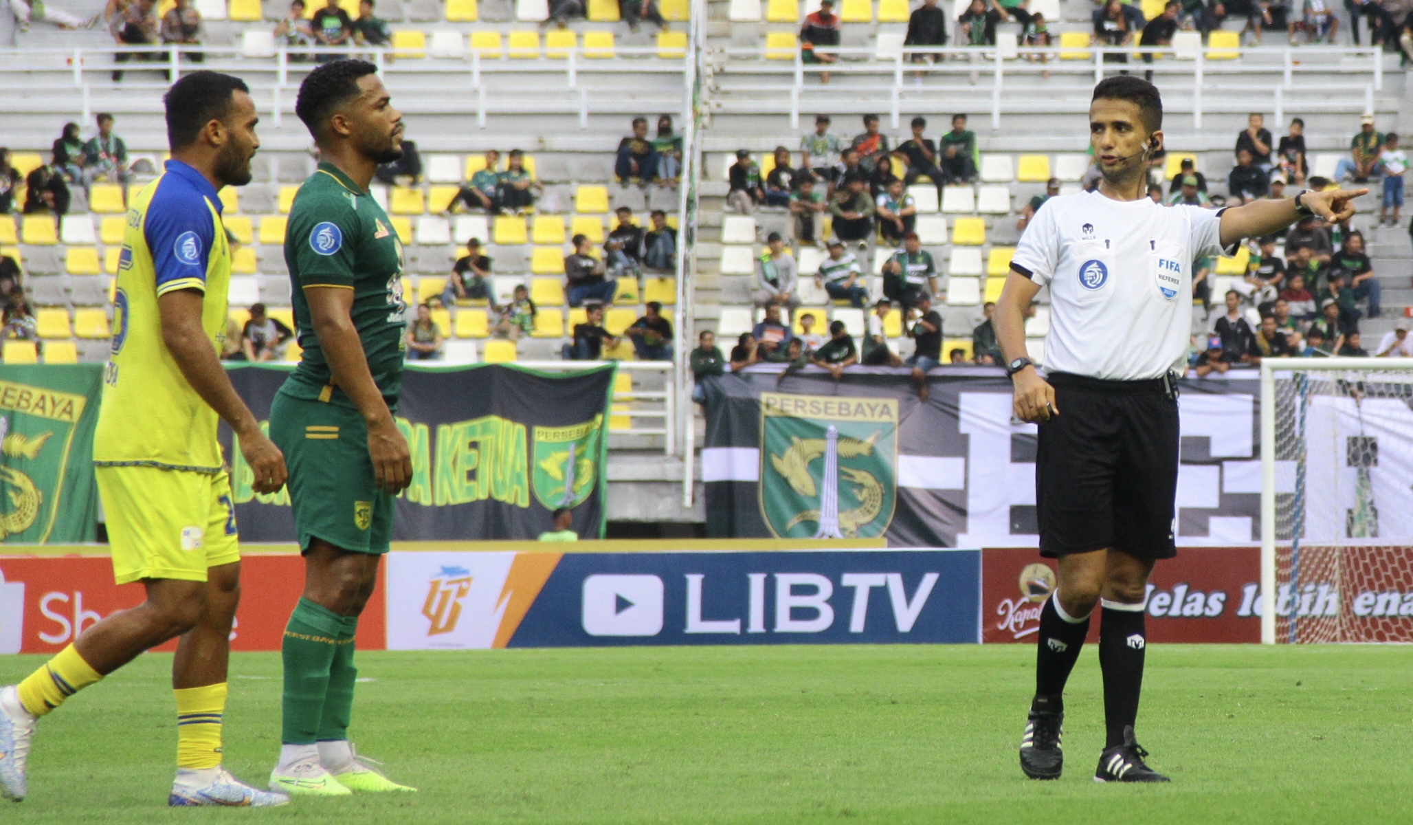 Hampir semua pertandingan, para wasit dan asistennya bekerja sangat buruk dan melakukan kesalahan fatal dalam pengambilan keputusan krusial.