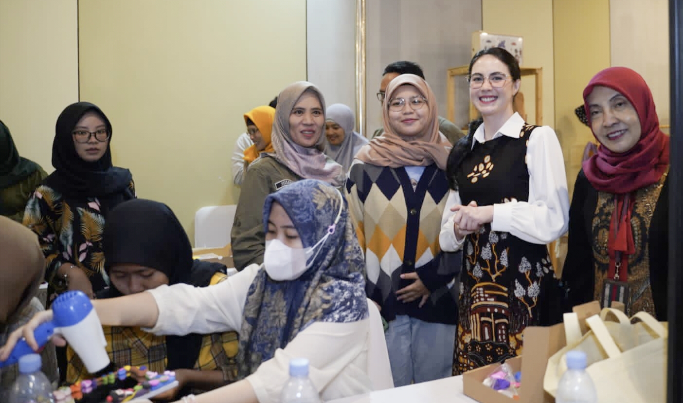Dinas Koperasi dan UKM Provinsi Jatim bekerjasama dengan Dekranasda Jatim gelar workshop - pelatihan usaha kekinian bagi kelompok milenial atau generasi Z.