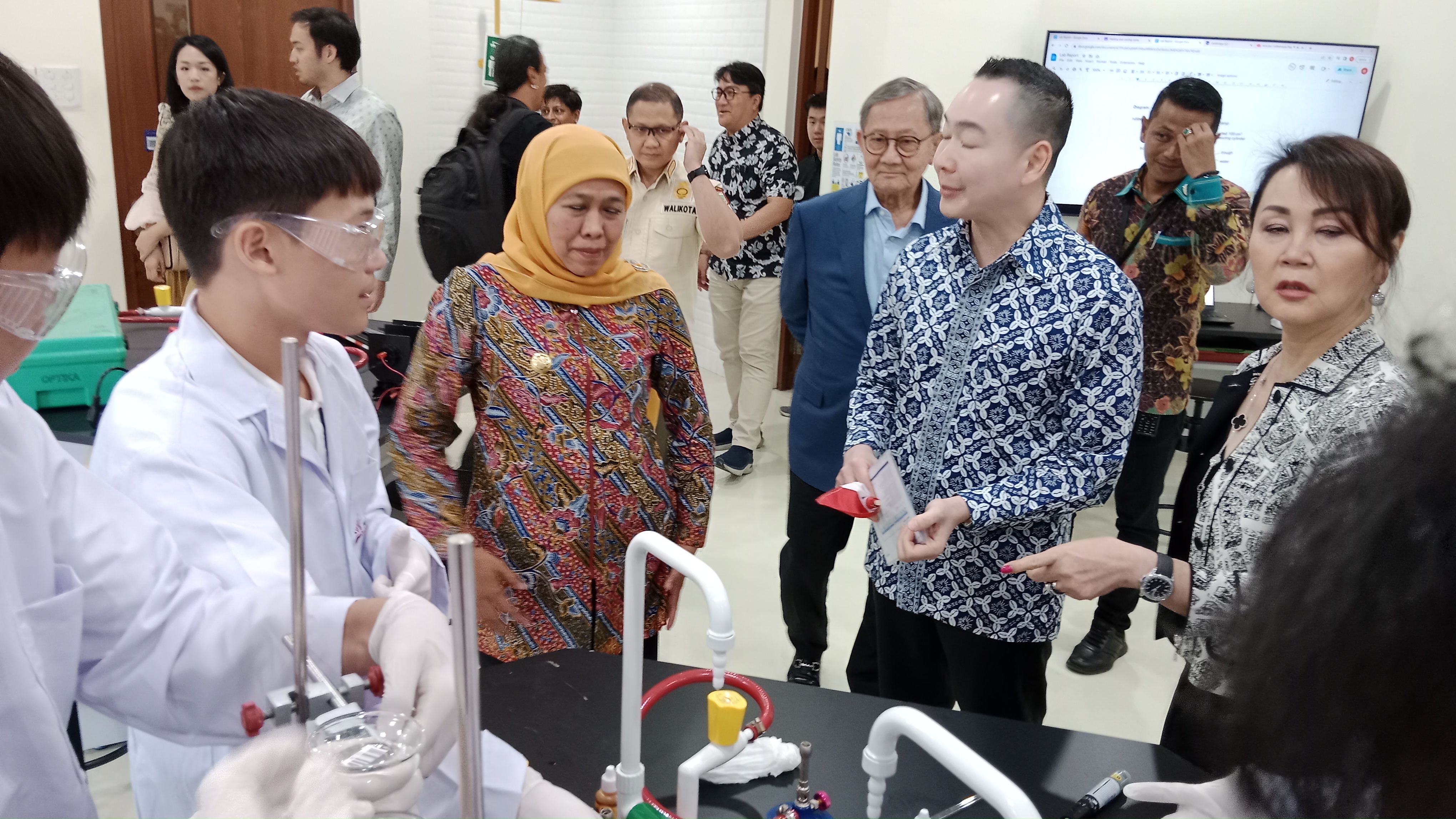 Gubernur Jawa Timur Khofifah Indar Parawansa usai meresmikan Sampoerna Academy Surabaya di Grand Pakuwon, Kamis (24/8). 