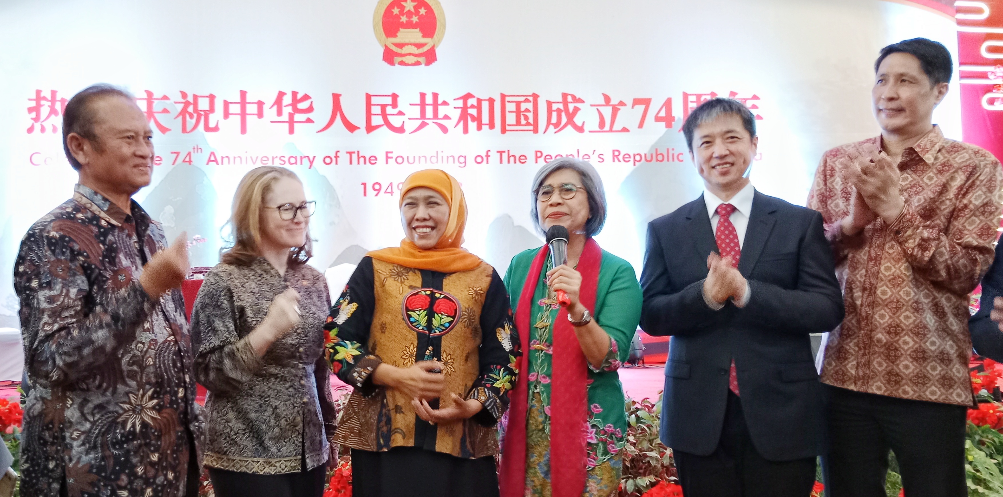 Gubernur Jawa Timur Khofifah Indar Parawansa menghadiri Peringatan 74 Tahun Berdirinya The People’s Republic of China (Republik Rakyat Tiongkok) yang digelar Konsul Jenderal RRT Surabaya di Ballroom Shangri-La Hotel Surabaya, Kamis (21/9) malam. 