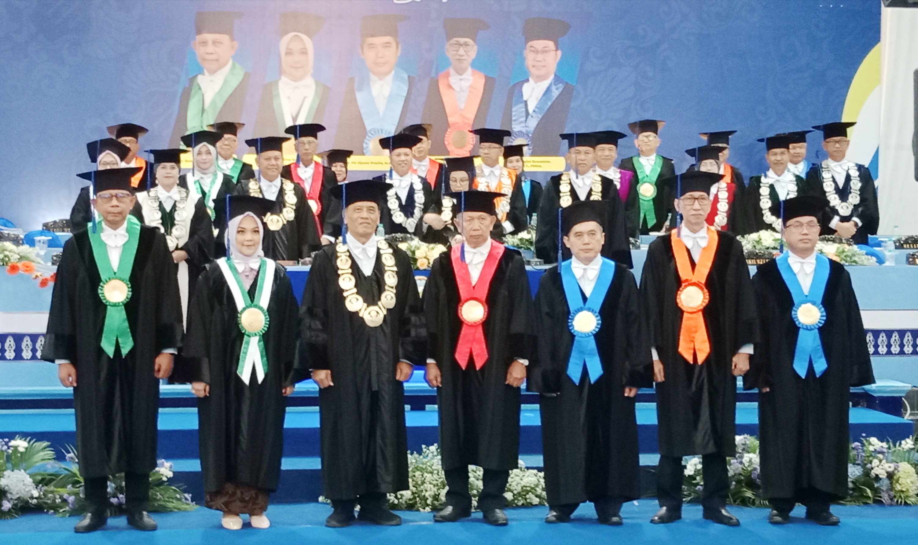 Rektor Universitas Hang Tuah Kukuhkan Lima Guru Besar Baru di Lingkungan UHT di Indonesia dan dunia. Upacara pengukuhan tersebut berlangsung di Gedung Graha Samudera Ganesha Pulau Benggala pada Rabu (25/10/2023). 