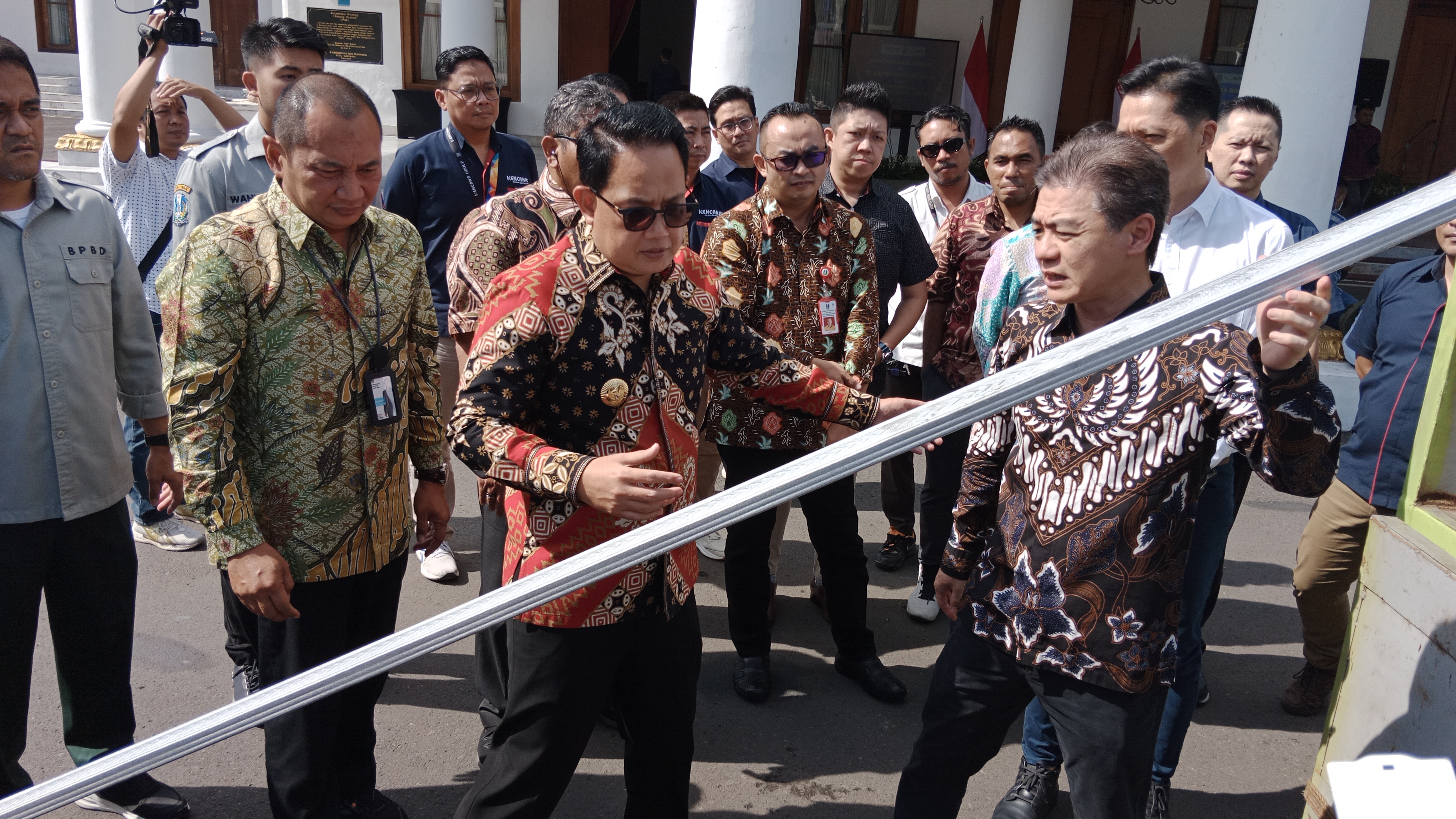 Pemerintah Provinsi Jawa Timur menerima bantuan berupa baja ringan yang akan digunakan untuk memperbaiki kerangka atap rumah warga yang terdampak gempa Bawean dari PT Kepuh Kencana Arum