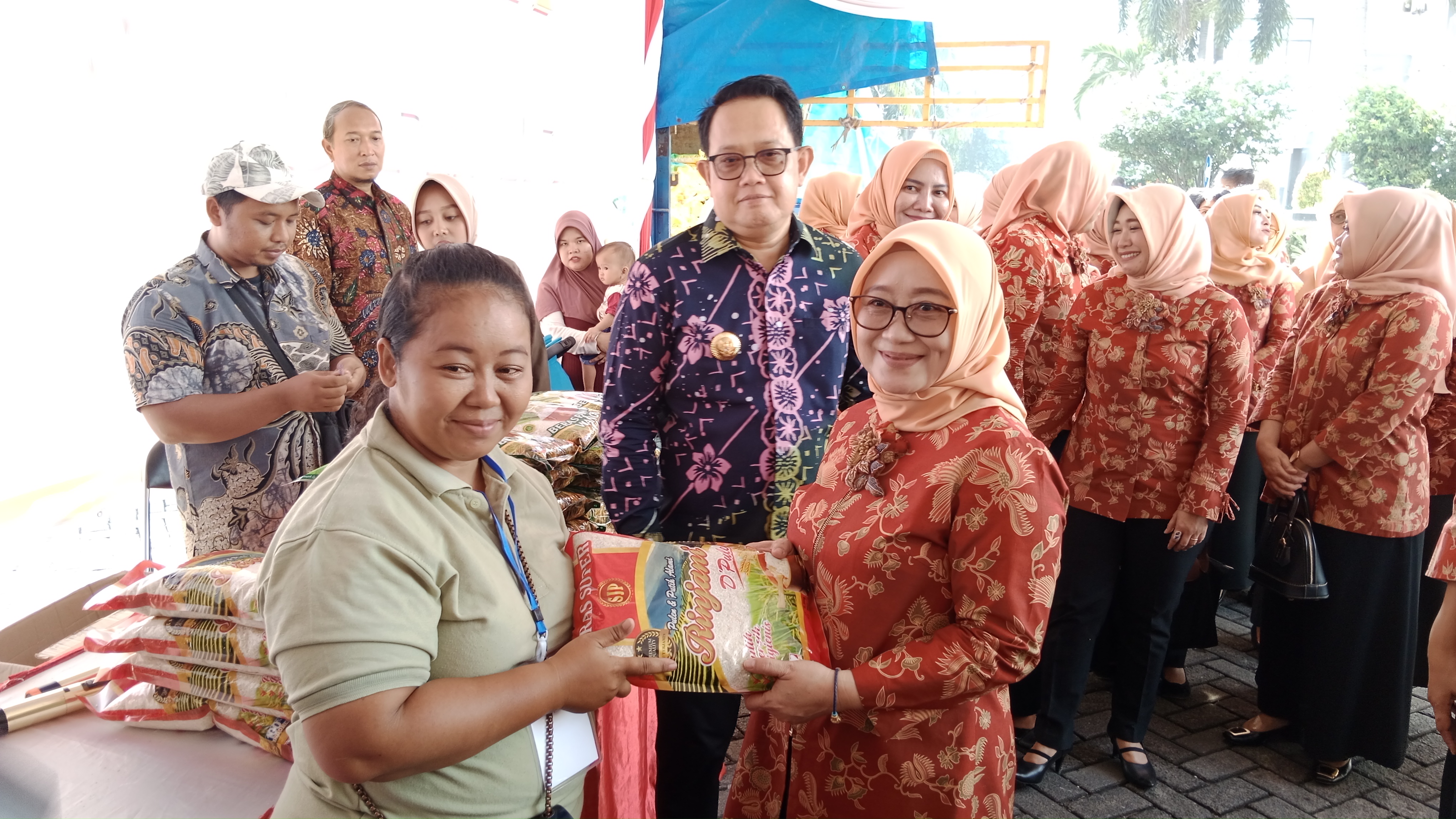 Penjabat (Pj) Gubernur Jawa Timur, Adhy Karyono saat membuka Bazar Ramadhan Pasar Murah di Halaman Kantor Sekretariat Daerah Provinsi Jawa Timur, Rabu pagi  27 Maret 2024