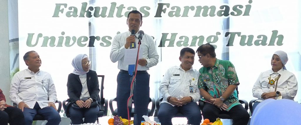 Rektor Universitas Hang Tuah, Prof. Dr. Ir. Supartono, M.M., CIQaR., saat peresmian meresmikan Fakultas Farmasi. 