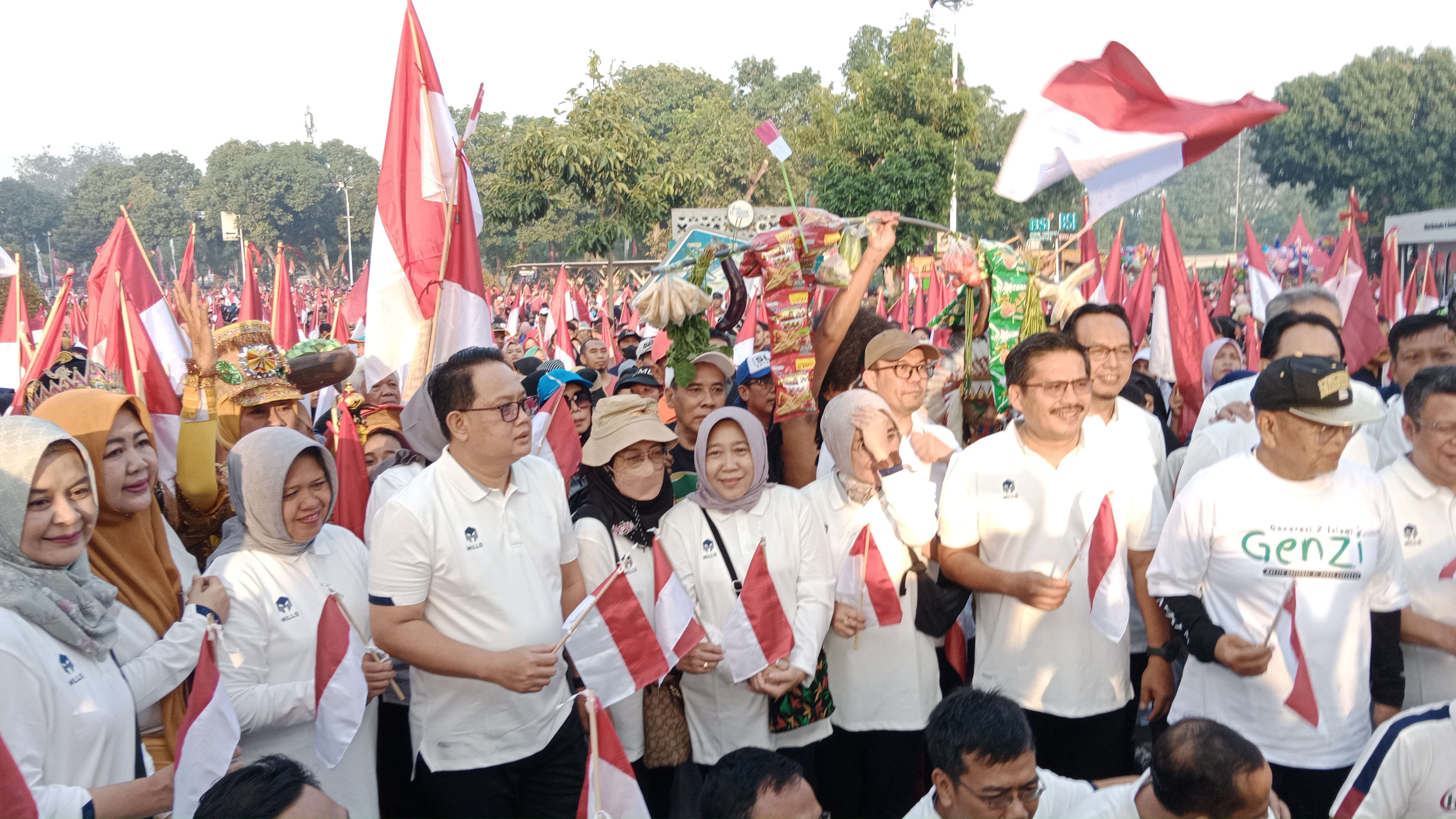 Ribuan eserta dalam acara jalan sehat yang diselenggarakan untuk menyambut Tahun Baru Islam 1 Muharram 1446 H/2024 di Halaman Barat Masjid Nasional Al Akbar Surabaya, Sabtu, (6/7) pagi