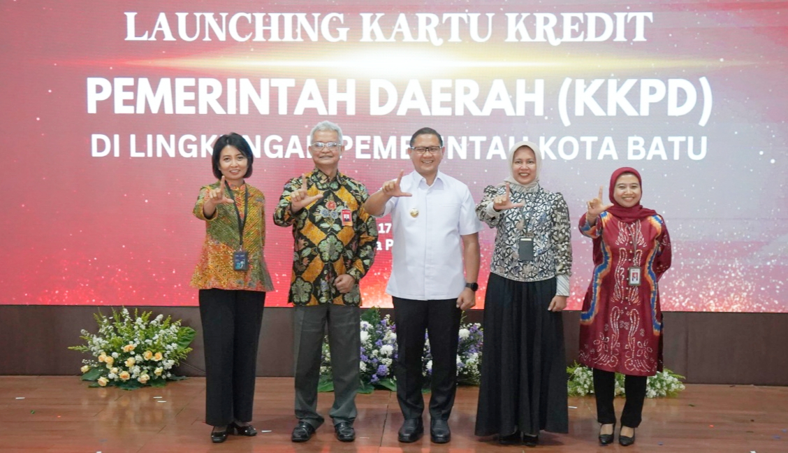 Pj. Wali Kota Batu Aries Agung Paewai dan Direktur IT & Digital bankjatim Zulhelfi Abidin saat melaunching Kartu Kredit Pemerintah Daerah (KKPD) pada hari Rabu (17/7).