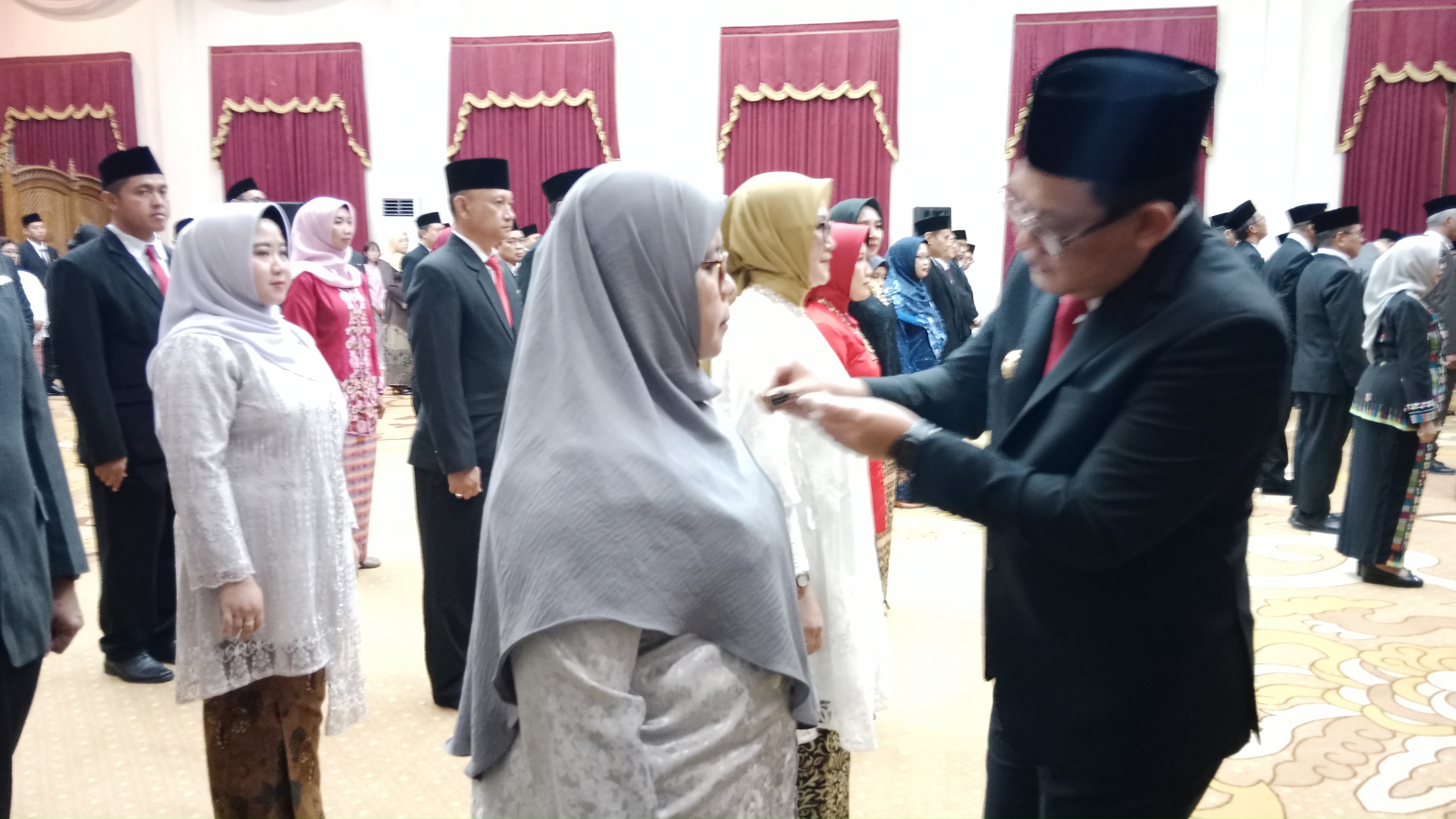 Pj Gubernur Jatim menyematkan Tanda Kehormatan Republik Indonesia Satyalancana Karya Satya (SLKS) secara simbolis kepada 182 ASN di Pemprov Jatim