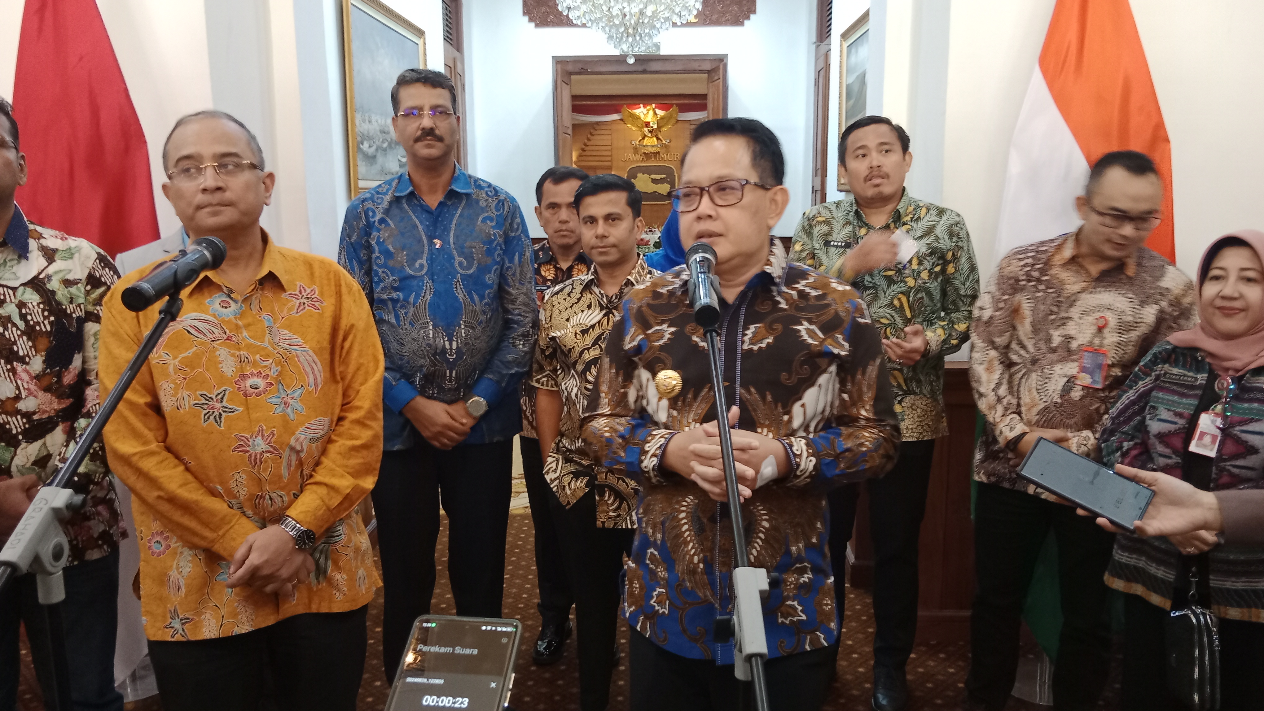Pj. Gubernur Jatim Adhy Karyono memberikan keterangan pers usai menerima kunjungan Dubes India untuk Indonesia dan Timor Leste, H.E Sandeep Chakravorthy di Grahadi, Surabaya