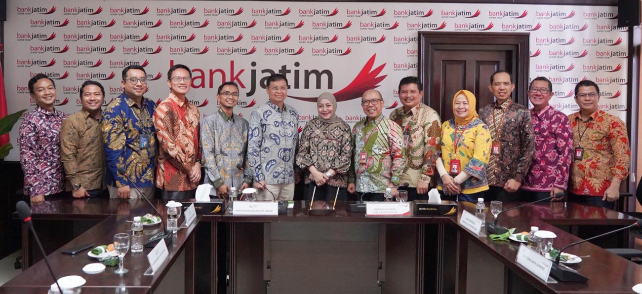 Dalam rangka memperluas sinergi bisnis, PT Bank Pembangunan Daerah Jawa Timur Tbk (bankjatim) baru saja melakukan penandatanganan perjanjian kredit dengan PT Petrokimia Gresik pada hari Jumat (30/8).