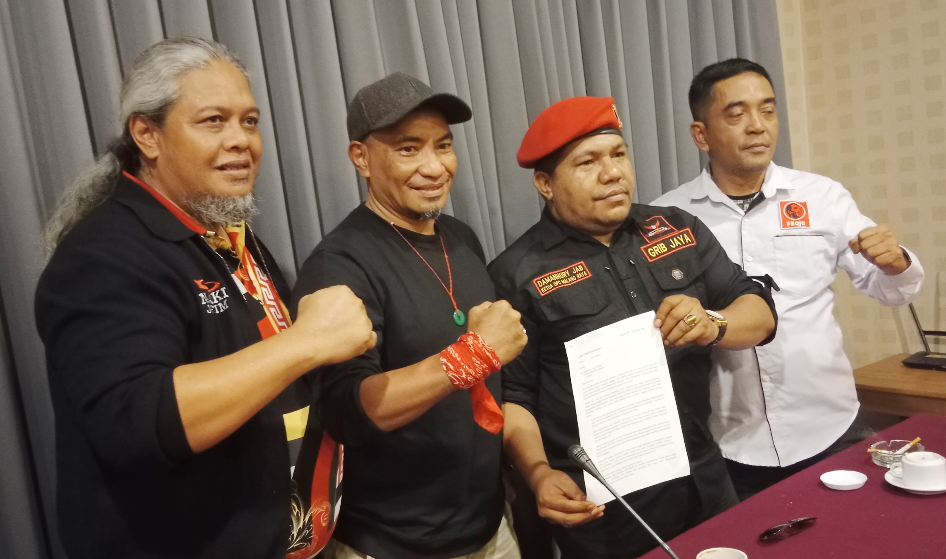 Heru Satriyo (MAKI Jatim) , Abdul Gani Ngabalin, Damanijury JAB (GRIB) dan Ahmad Ghufran (PROJO Jatim) pada konferensi pers di Hotel Elmi Surabaya,Kamis (5/9/2024) malam,
