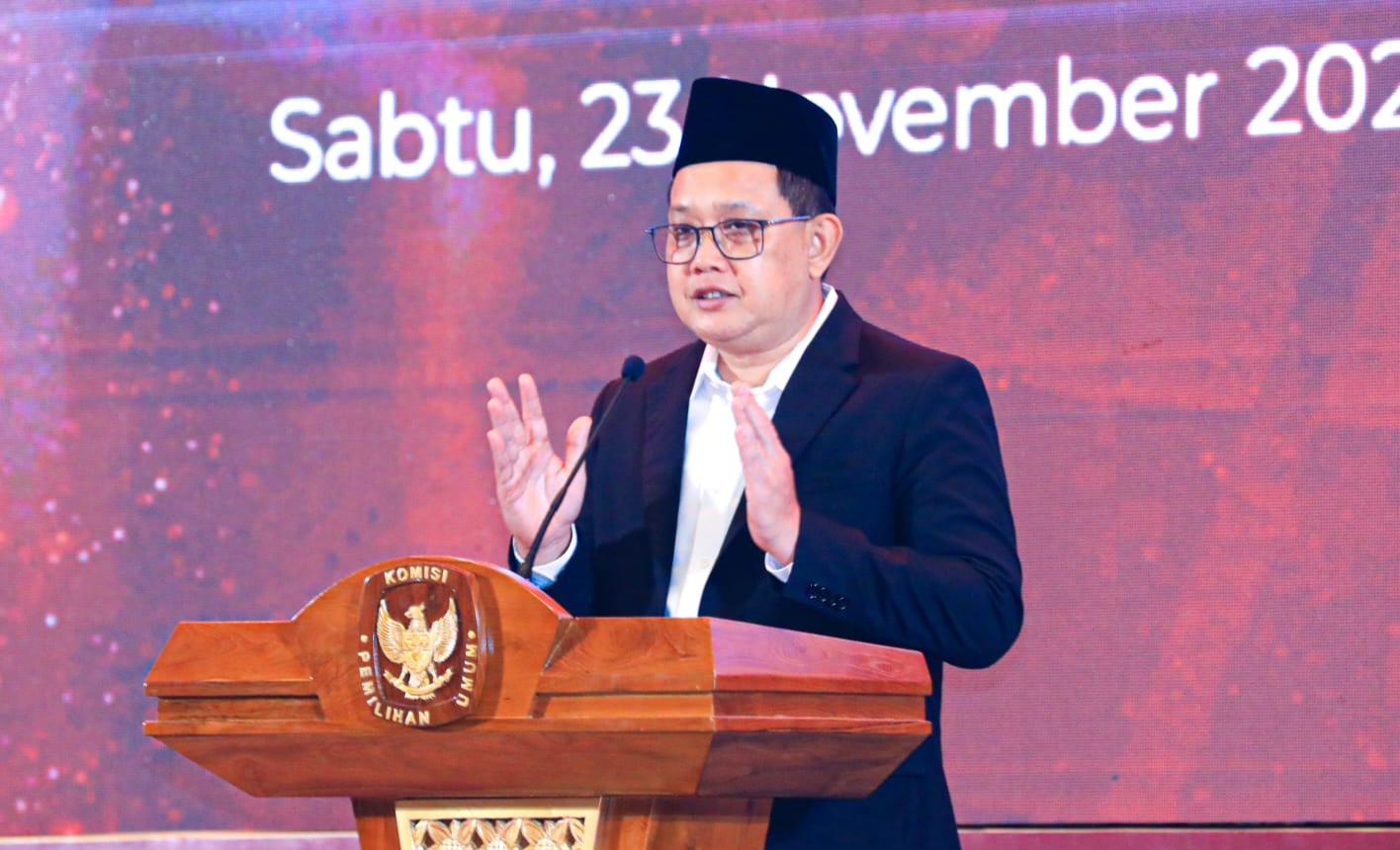 Penjabat (Pj.) Gubernur Jawa Timur, Adhy Karyono saat doa bersama untuk kesuksesan Pemilihan Gubernur, Walikota, dan Bupati di Dyandra Convention Center, Surabaya, Sabtu (23/11) malam.
